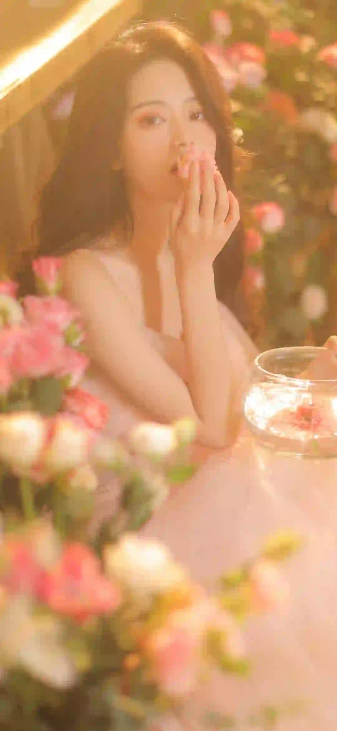 郁金香 🌷 长发清纯美女 朦胧感 粉色吊带长裙美女  1