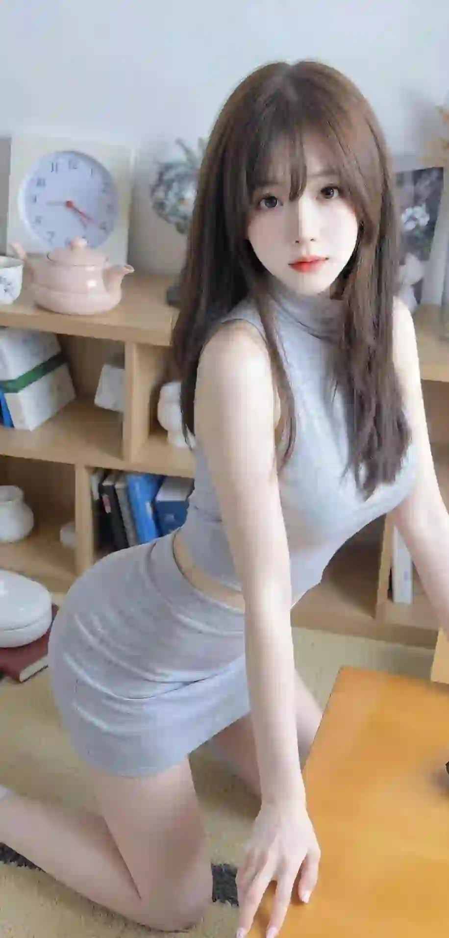 长发女孩 灰色衣服 居家