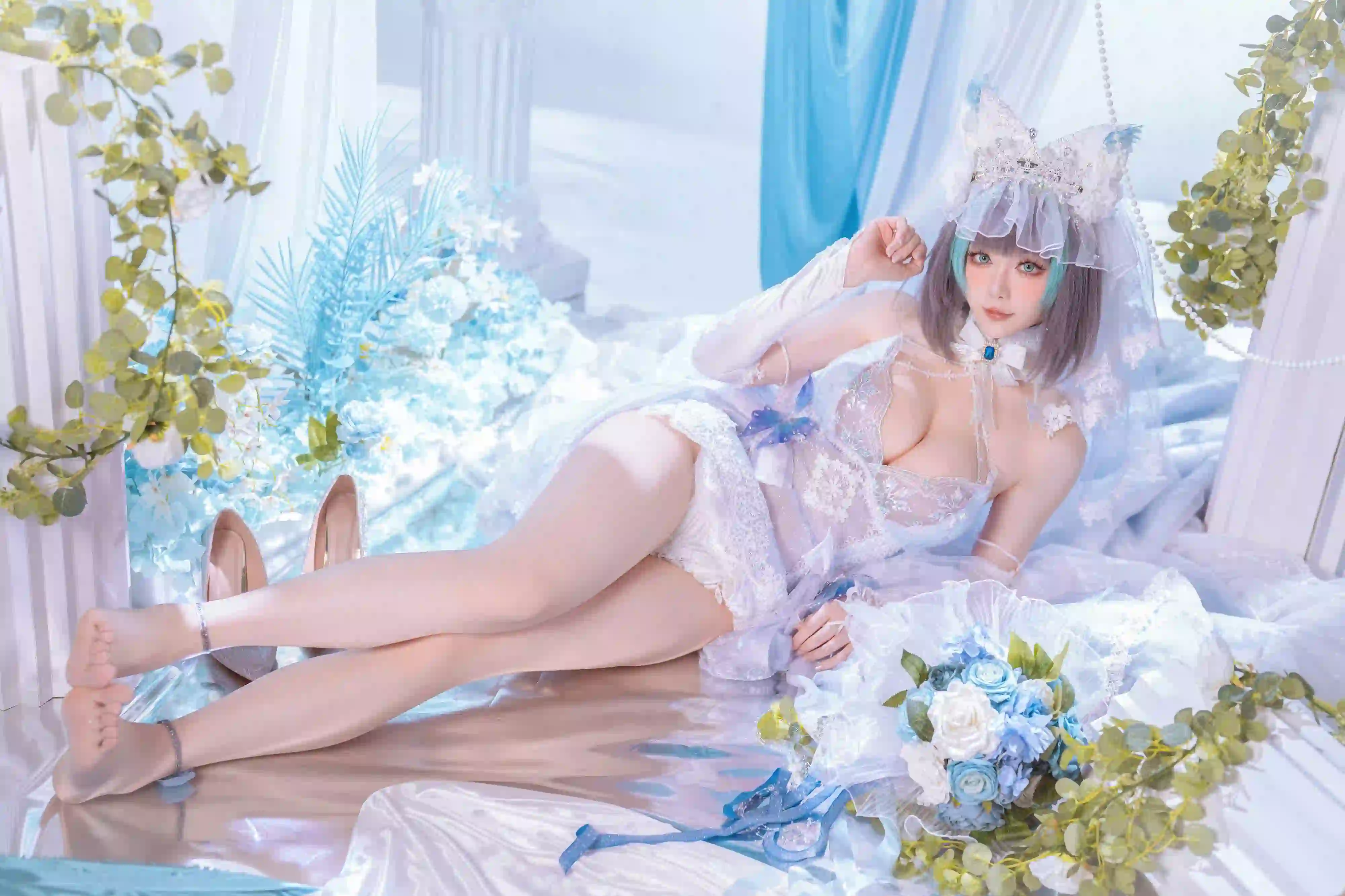 长发性感美女 白色婚纱 蓝色 绿色 侧躺