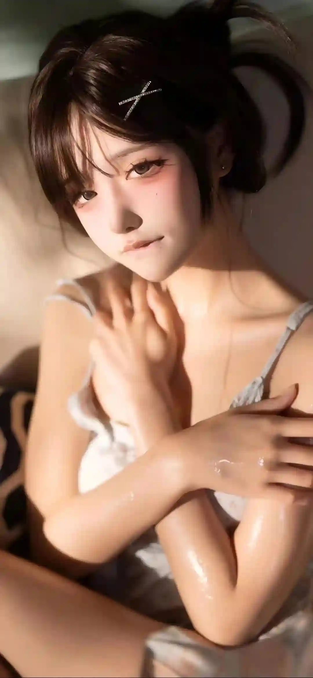 可爱性感美女 吊带白裙 阳光 打湿身体