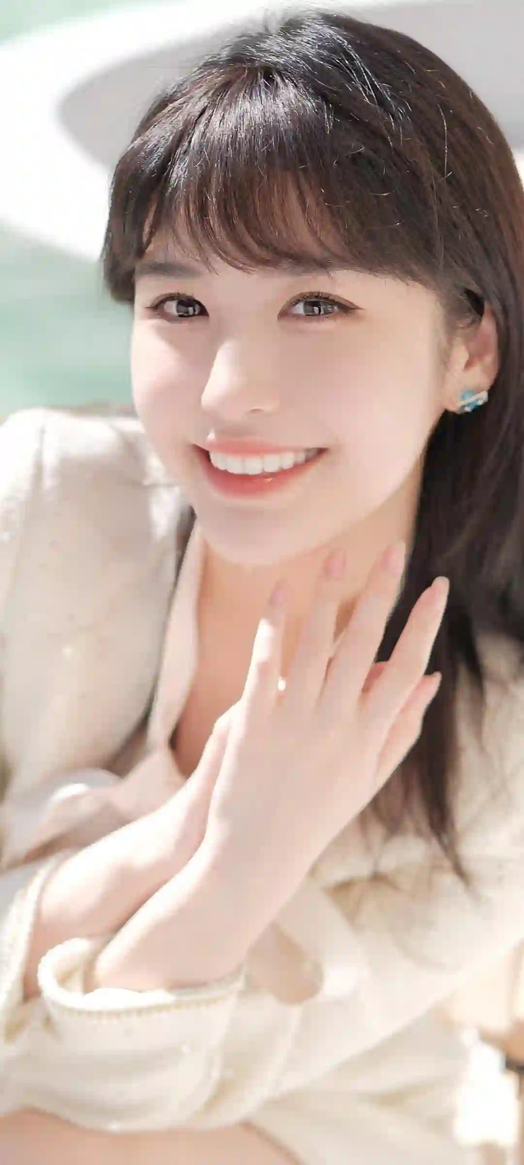 可爱女孩 阳光 微笑 户外 惬意