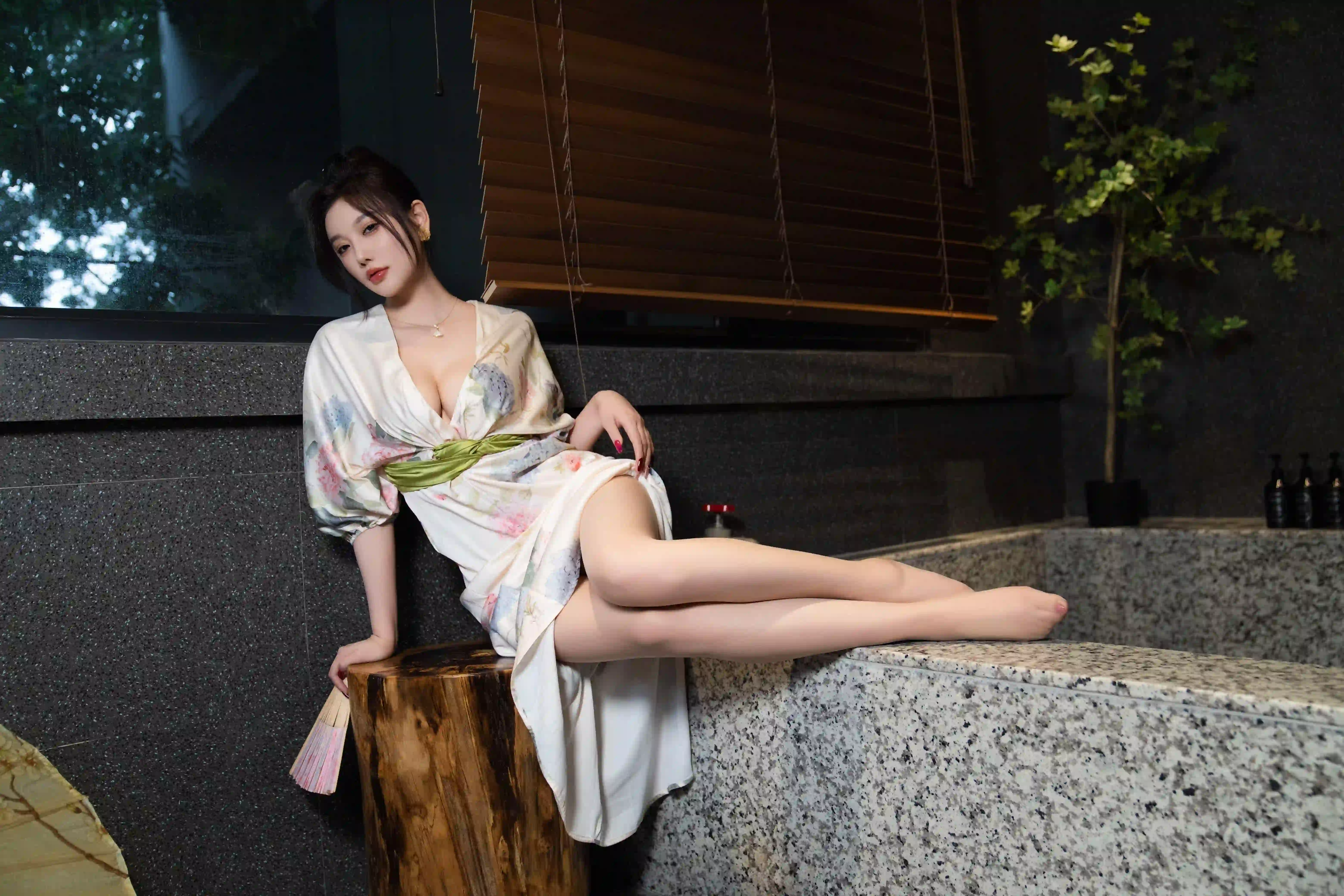 长发性感美女 浴室 美腿