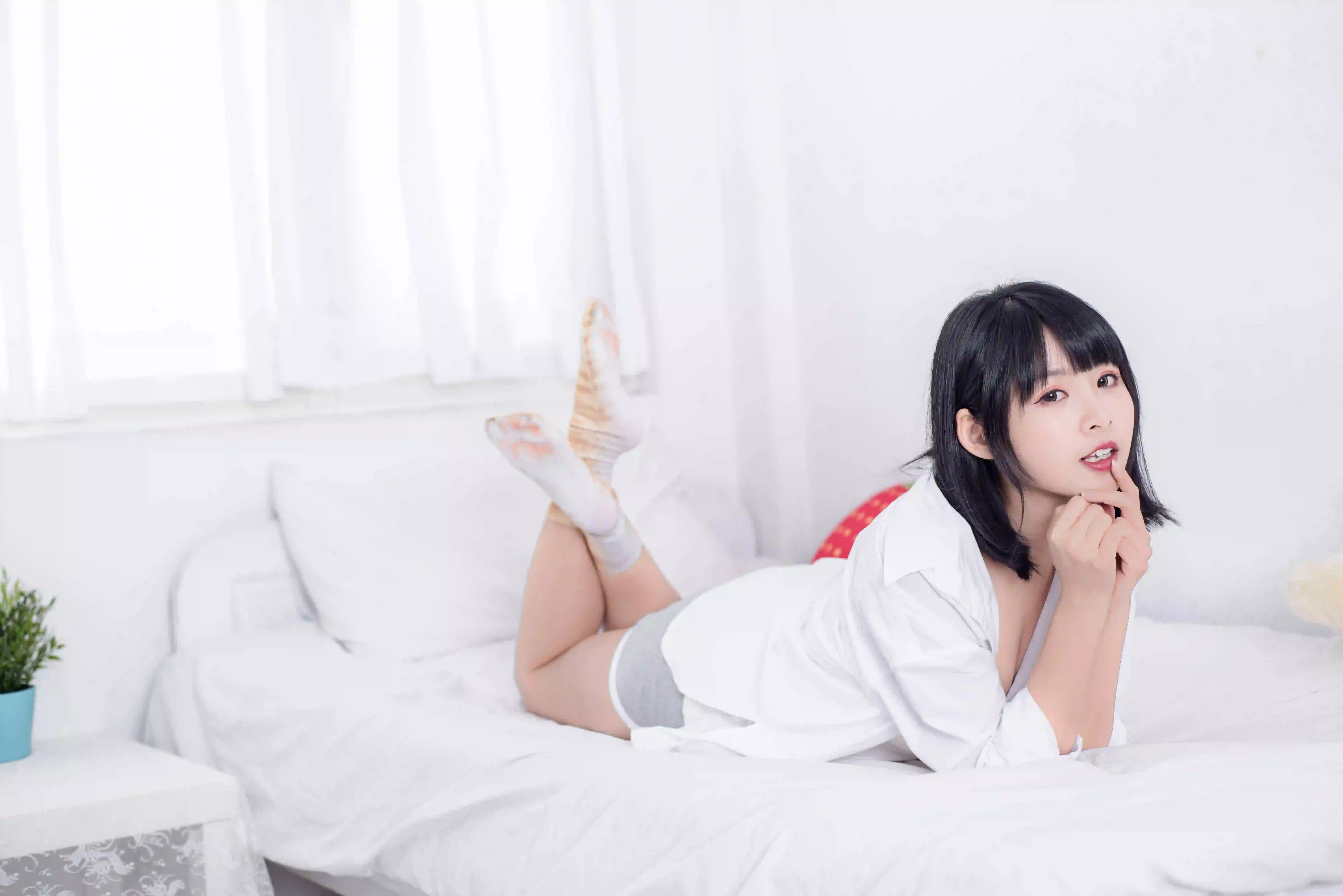 白色衬衫 白色衣服 短发女孩 居家写真 