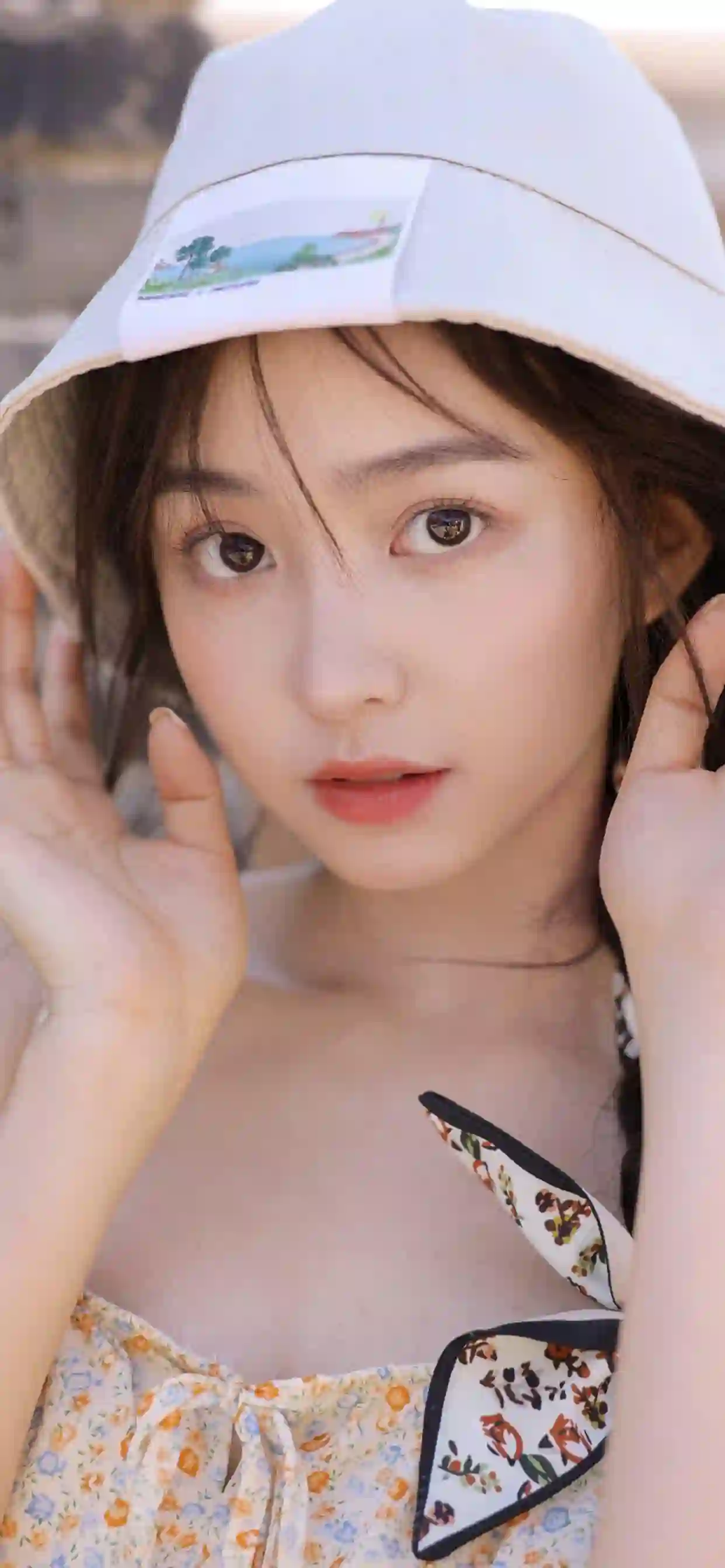 戴着帽子 穿碎花裙的可爱女孩