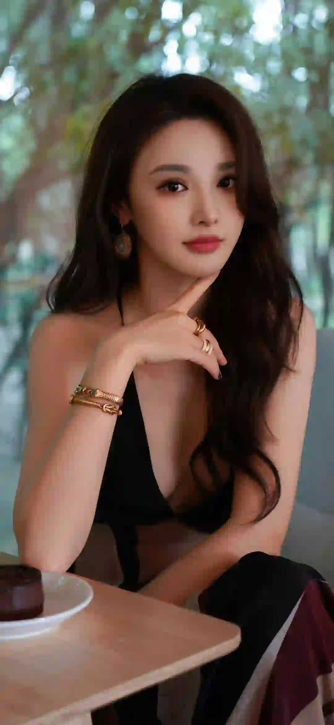 长发性感美女 黑色吊带装 户外 写真