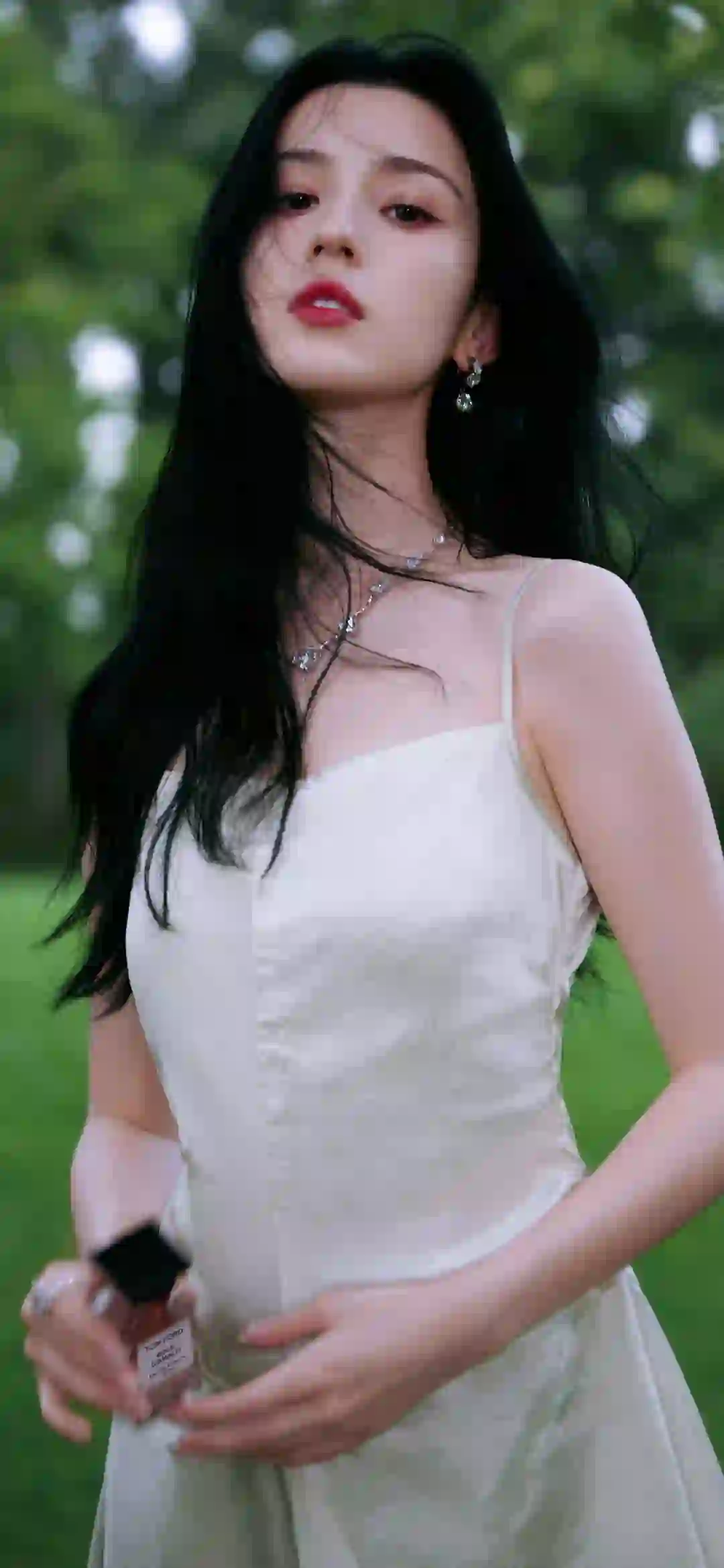 长发清纯美女 白色吊带长裙 户外 小清新