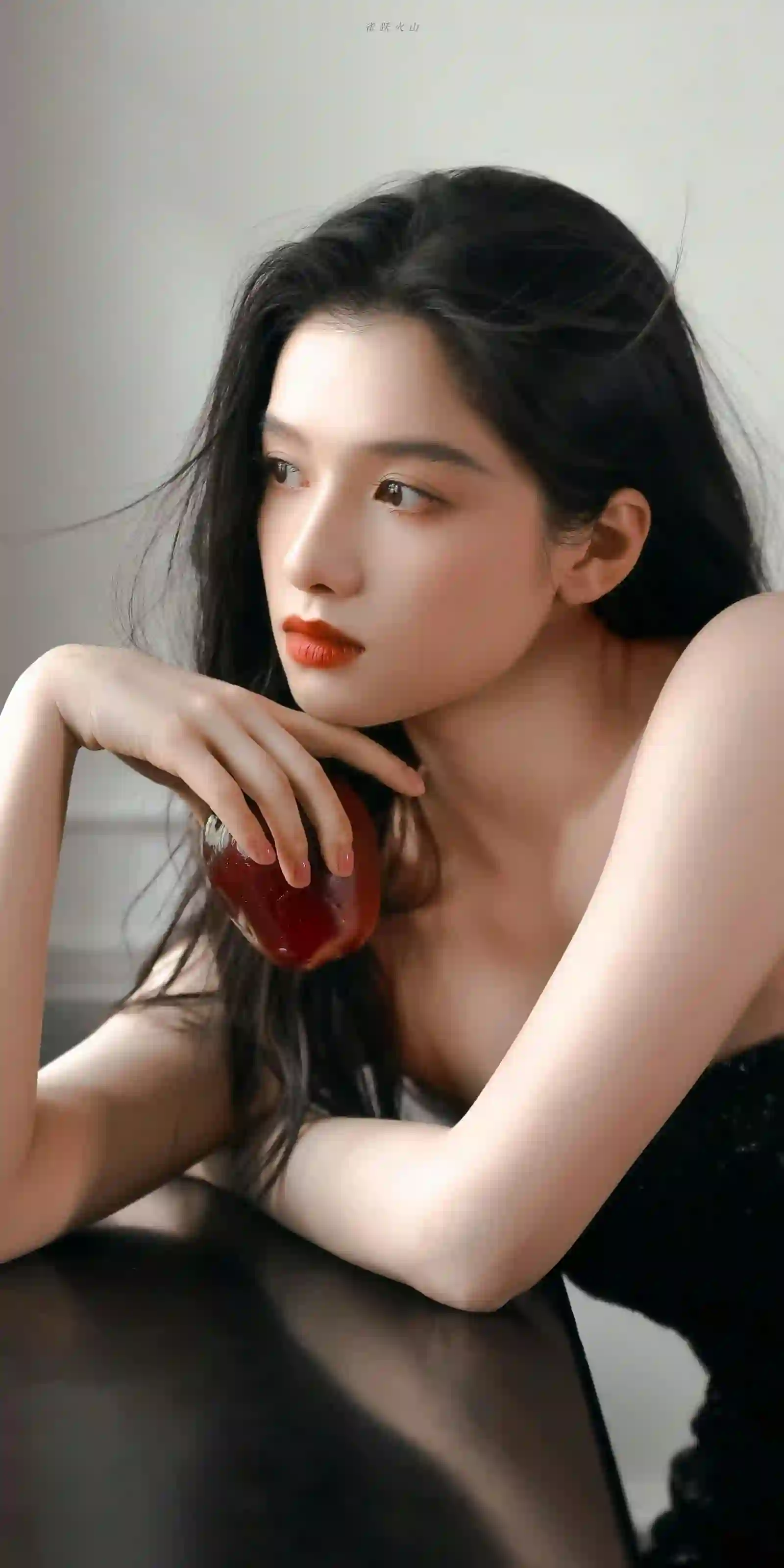 红苹果 黑裙 美女 写真 静谧 高级感 人像 张婧仪