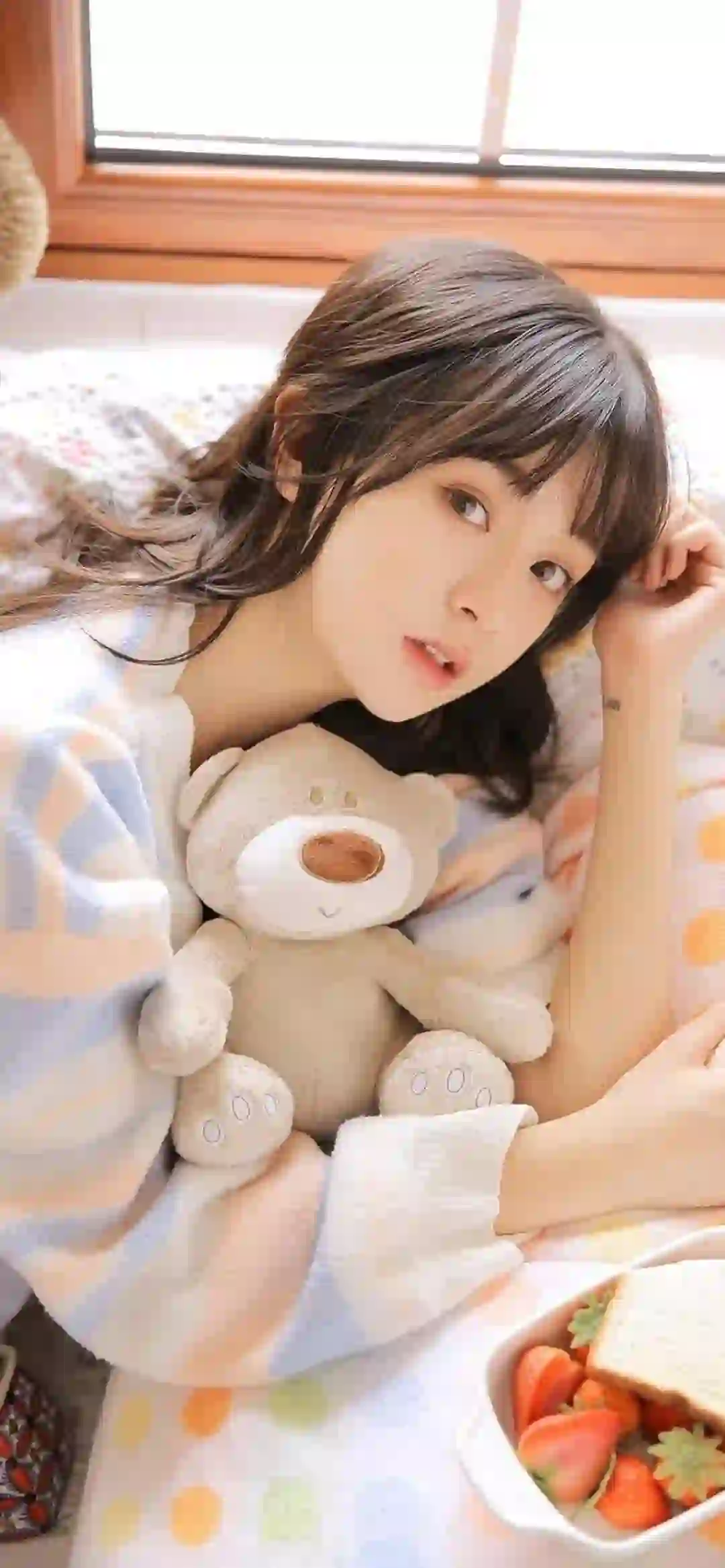 抱着小熊的可爱女孩 清纯美女