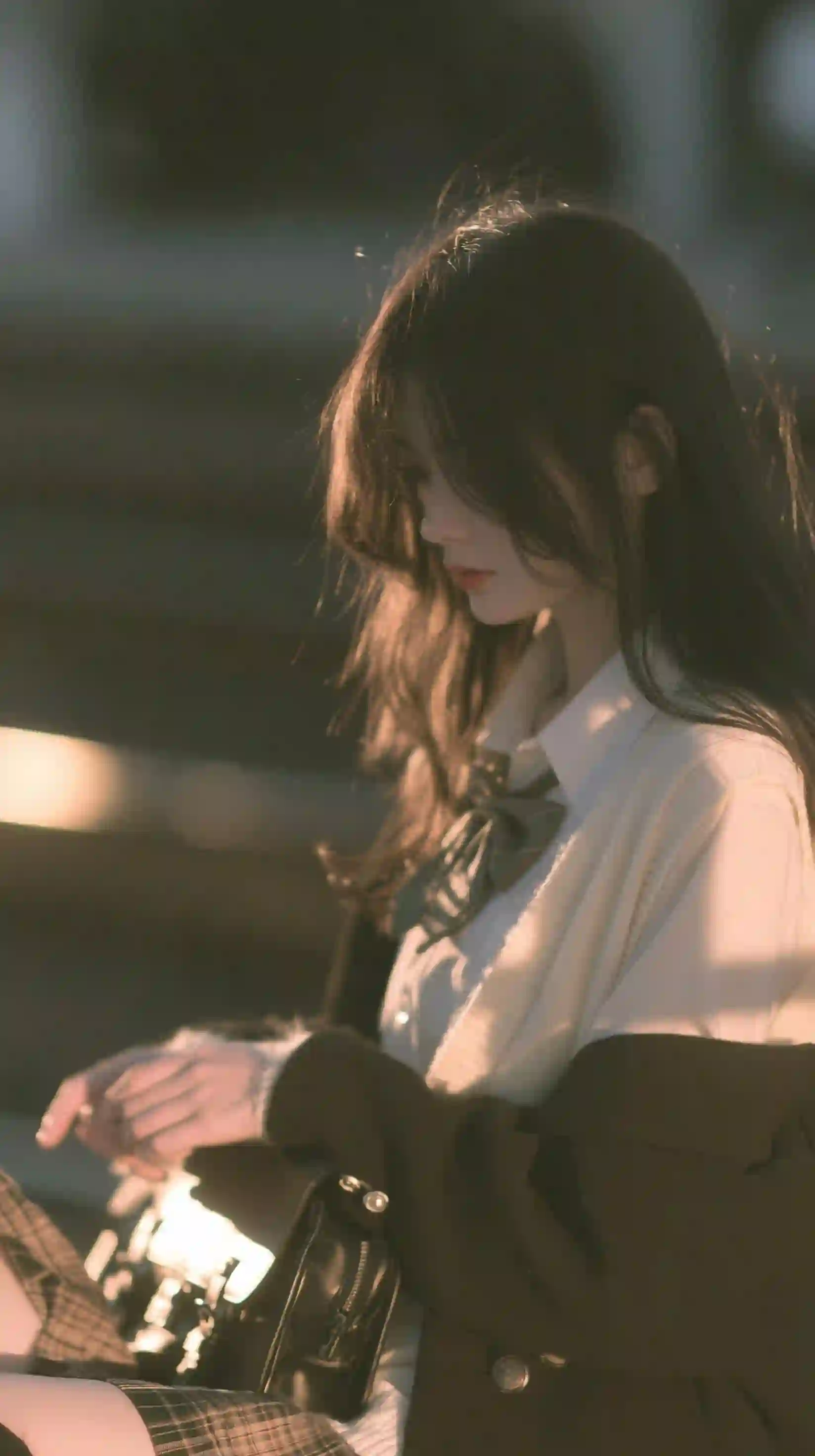JK制服 少女 白色衬衫 逆光 侧颜 长发 校园风