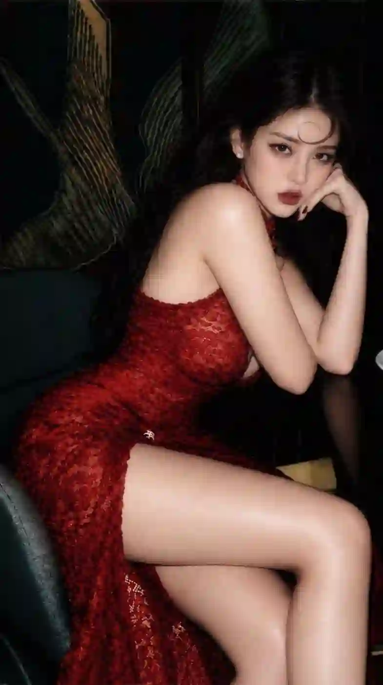 红色蕾丝裙 美女 暗调写真 性感 豪宅沙发