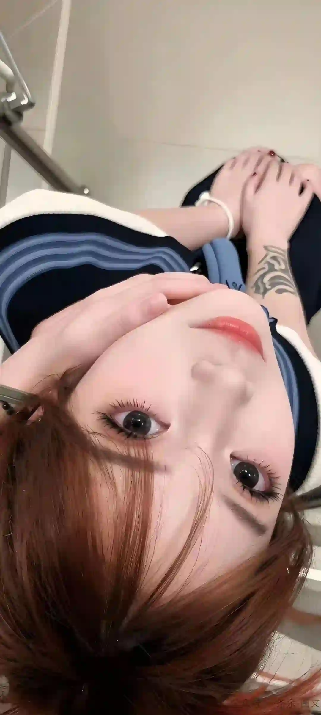棕发少女 室内自拍 清新 特写 纹身 耳机