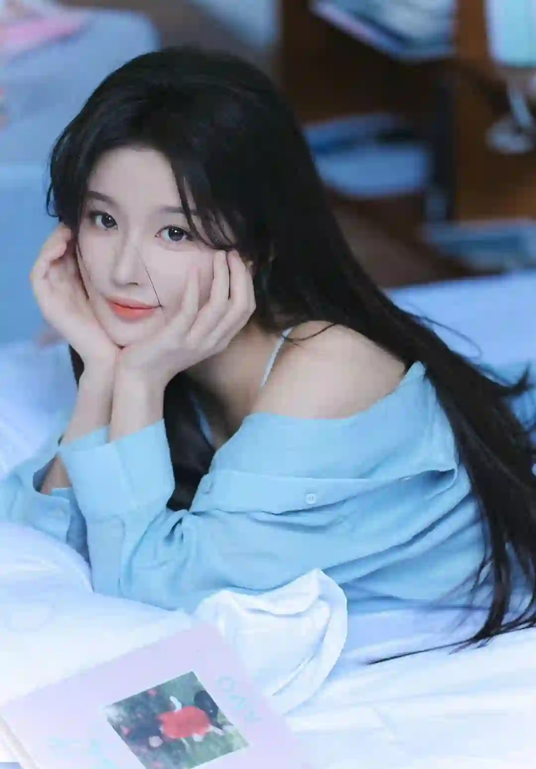 孔雪儿 长发美女 蓝色衣服 白色吊带装 美女 书 蓝色衣服