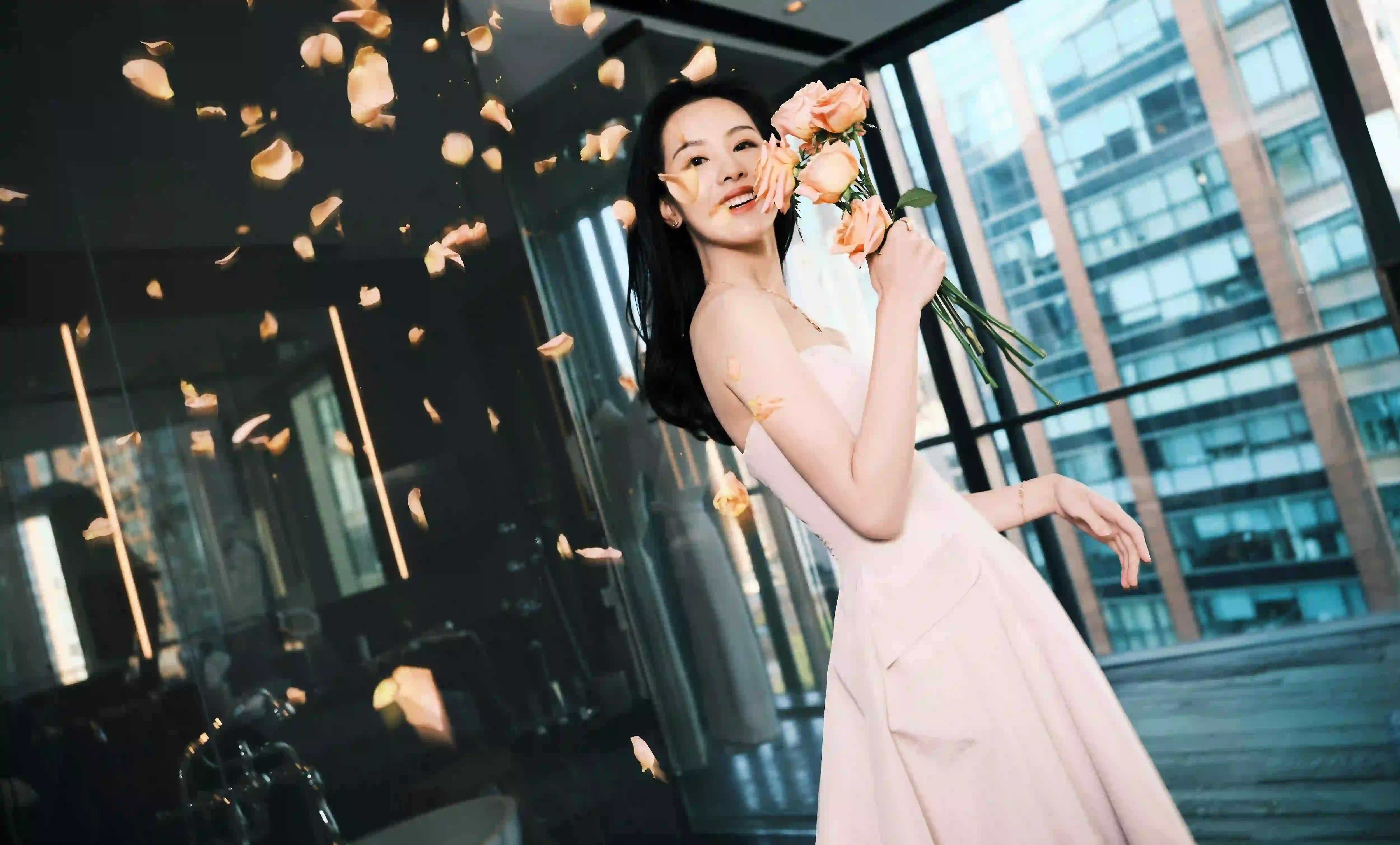 陈都灵 长发美女 粉红色长裙 抹胸长裙 飞舞的花瓣