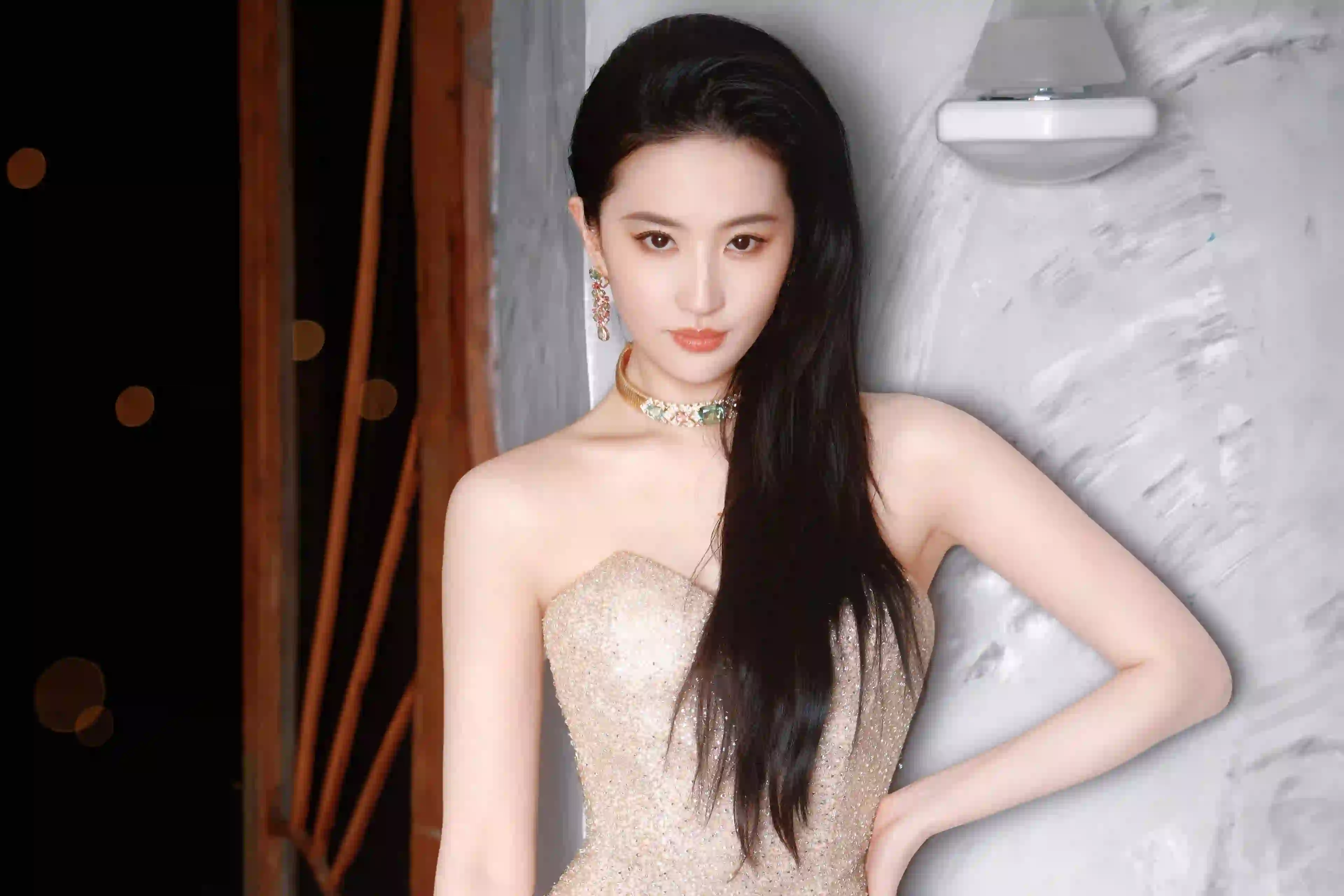 刘亦菲抹胸长裙 4K高清美女壁纸 性感美女 抹胸穿搭