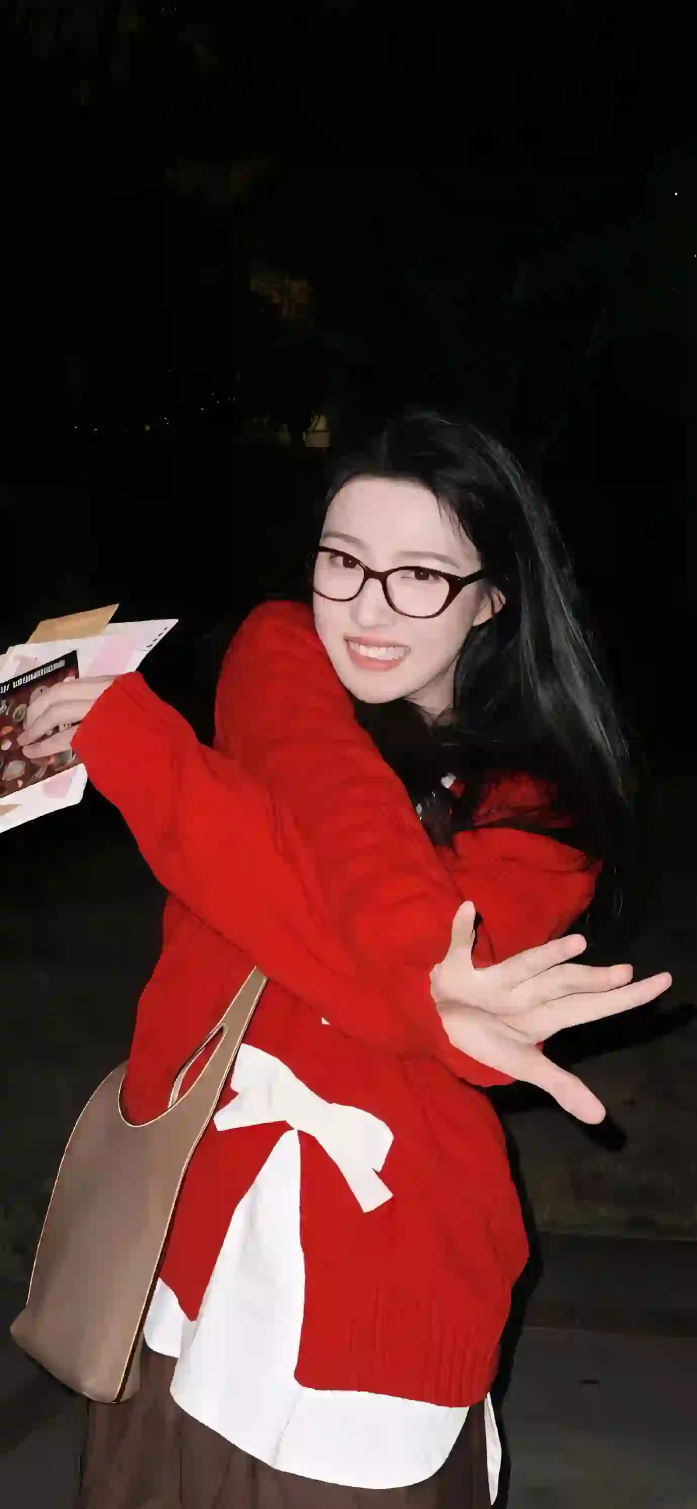 长发眼镜美女 红色衣服 长发 户外 甜美