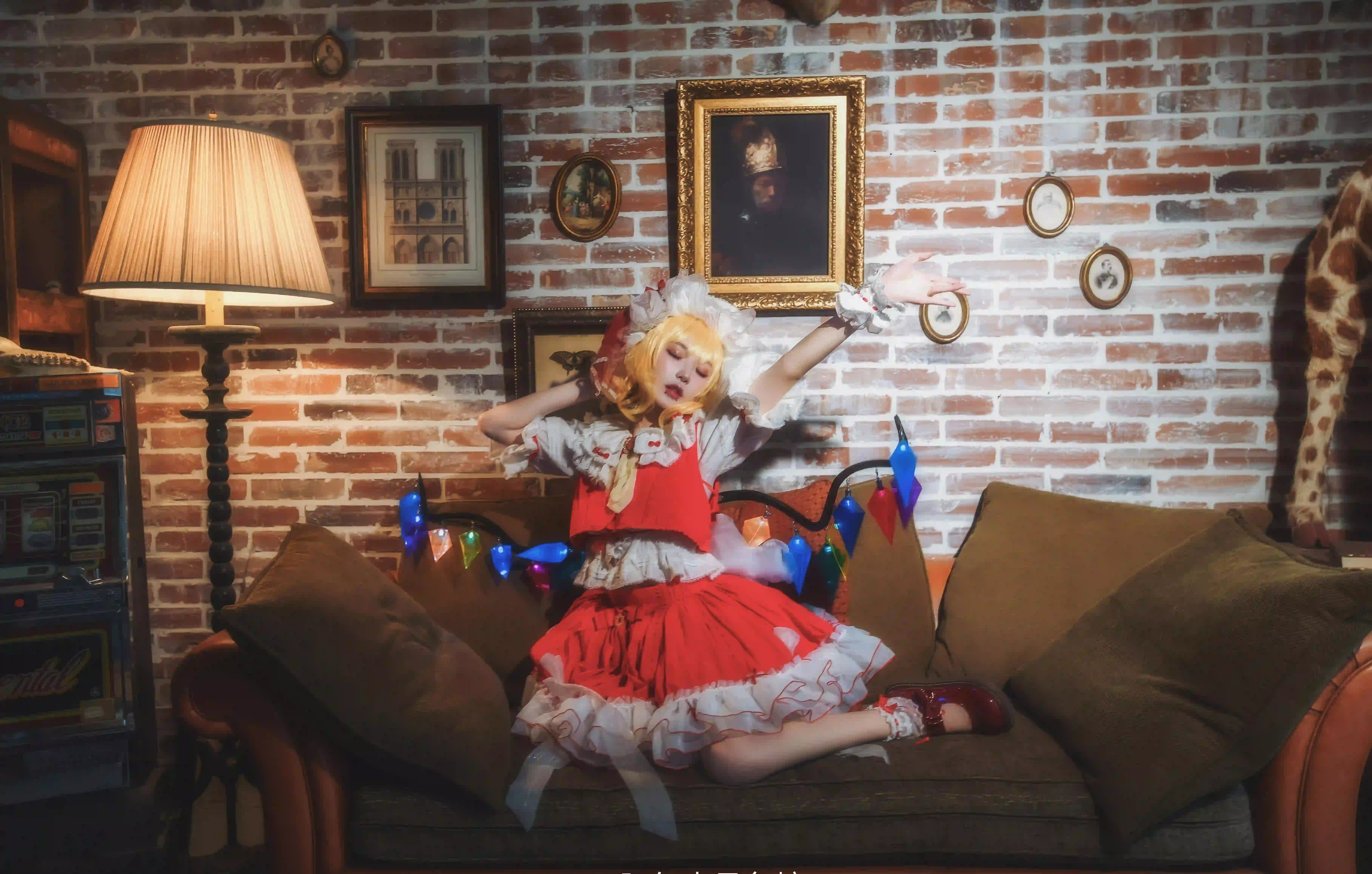 长发美女 黄色头发 红色裙子 美女Coser 可爱