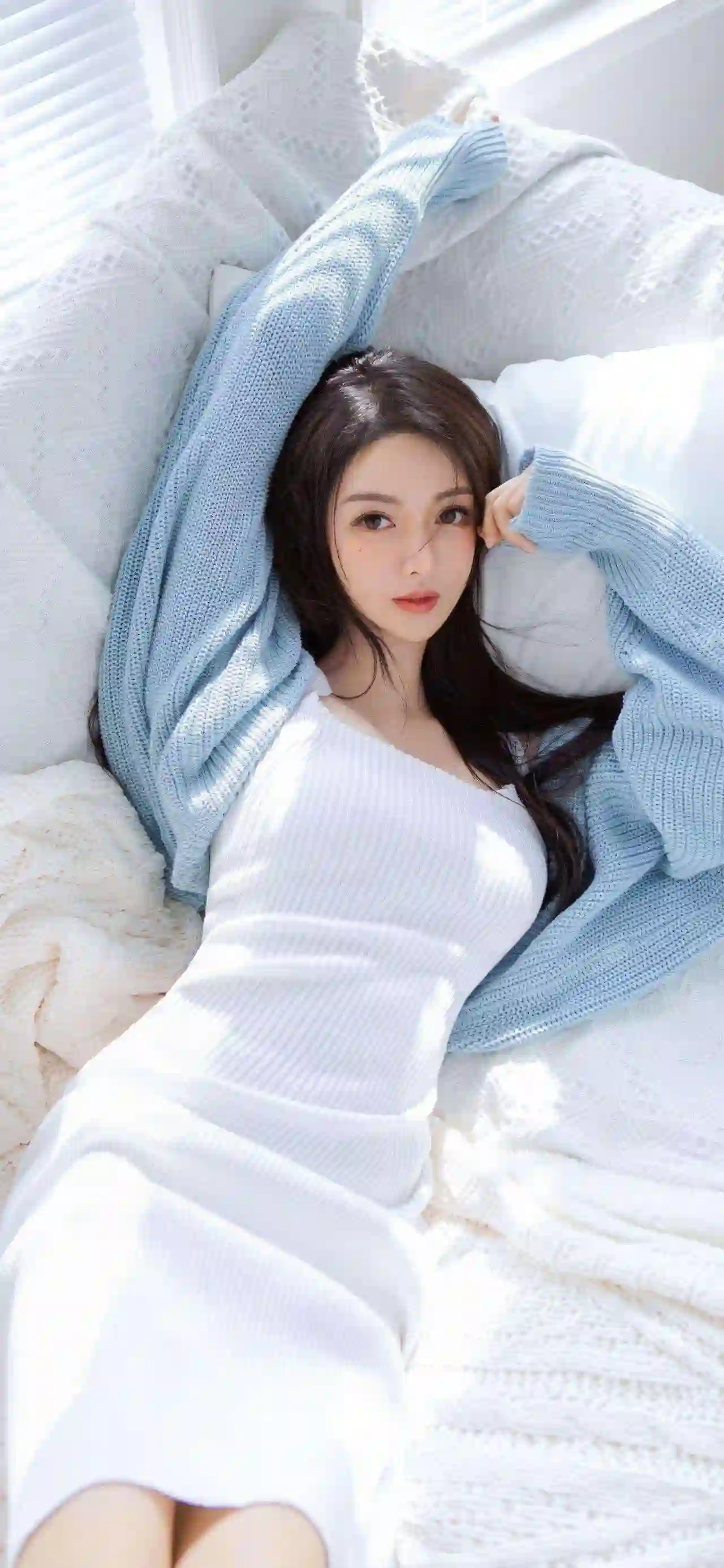 美女 长发美女 白色裙女装 蓝色上衣 居家 沙发