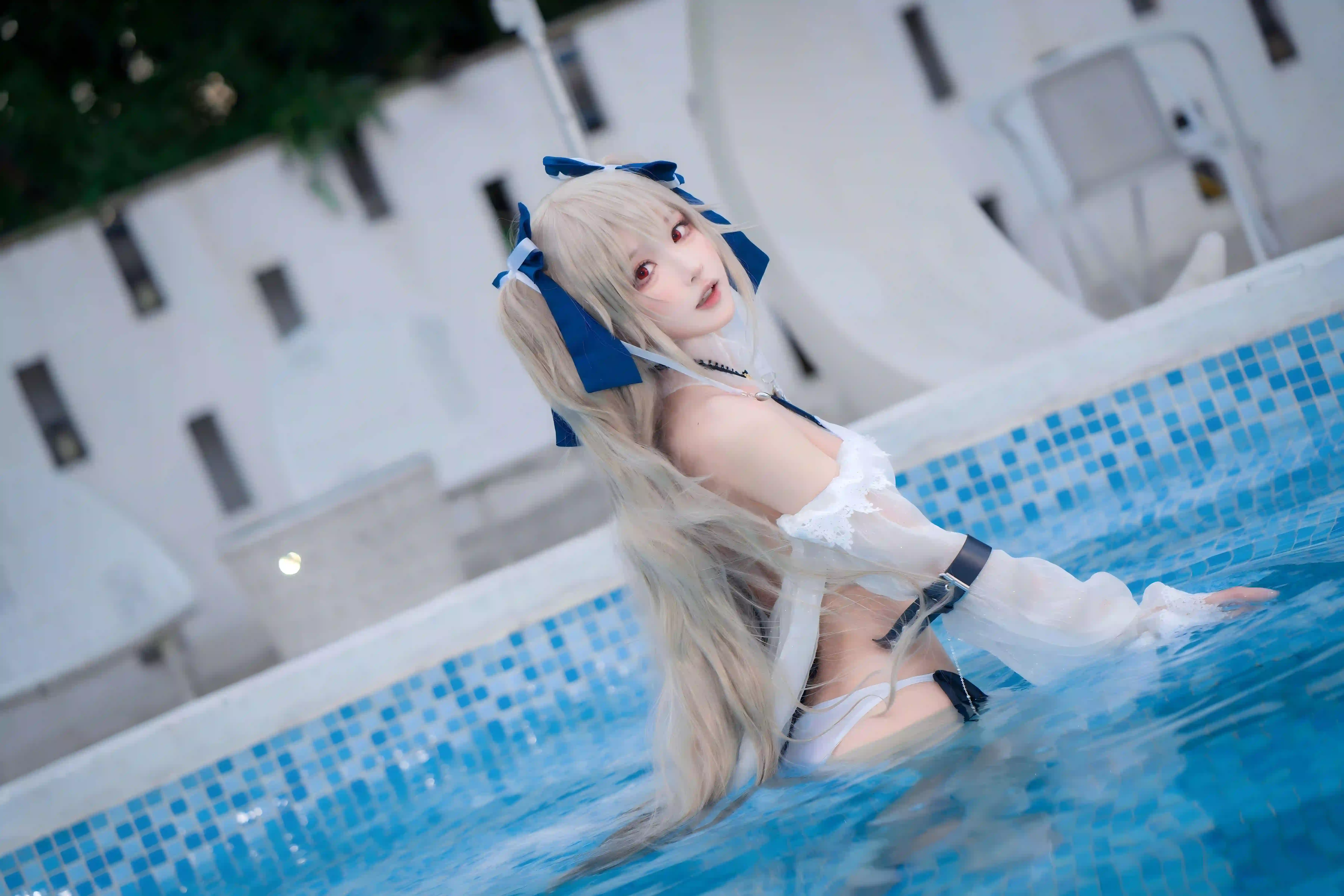 美女 长发美女 性感 蓝色水 泳池