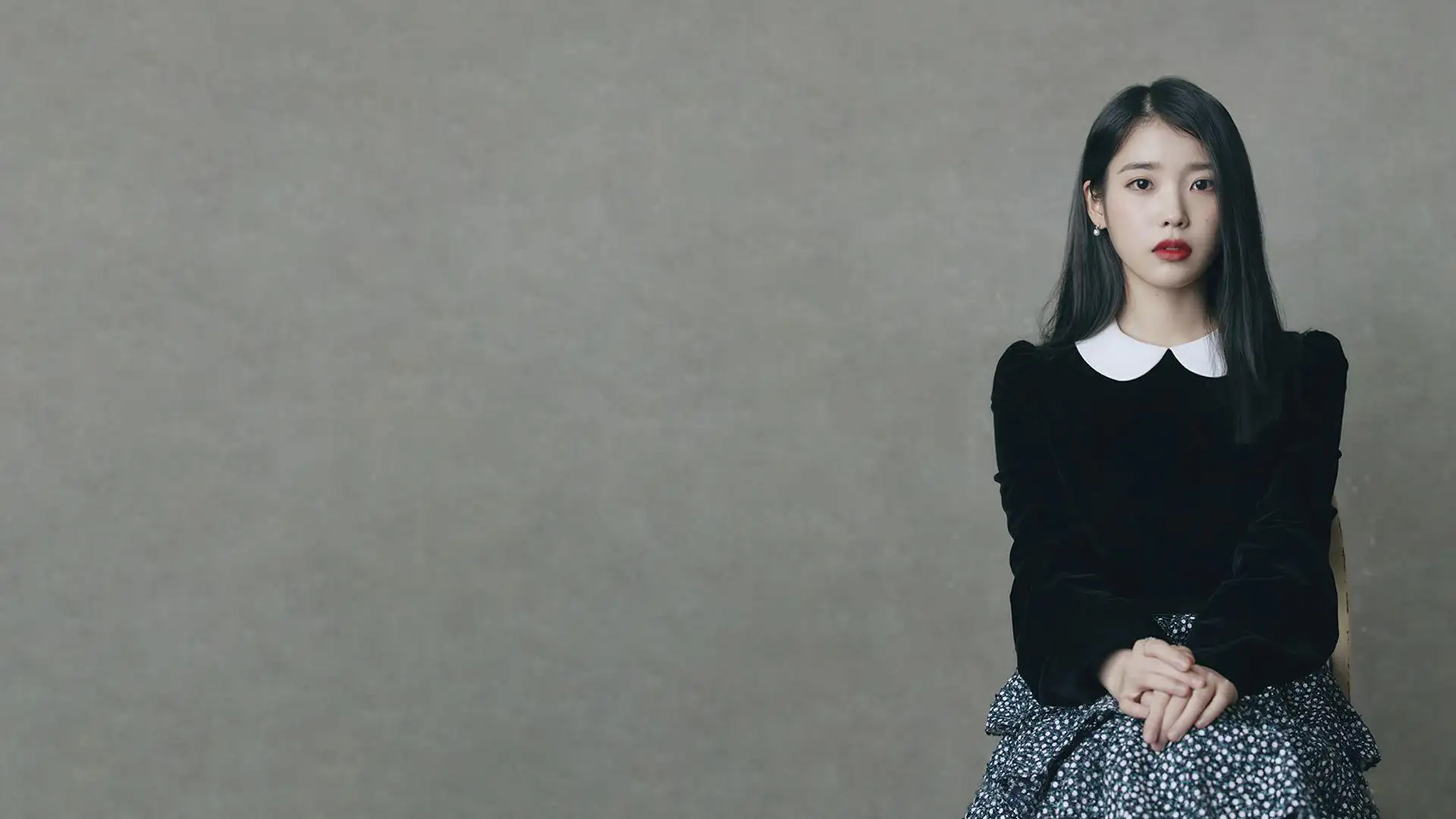 长发黑衣美女 IU 