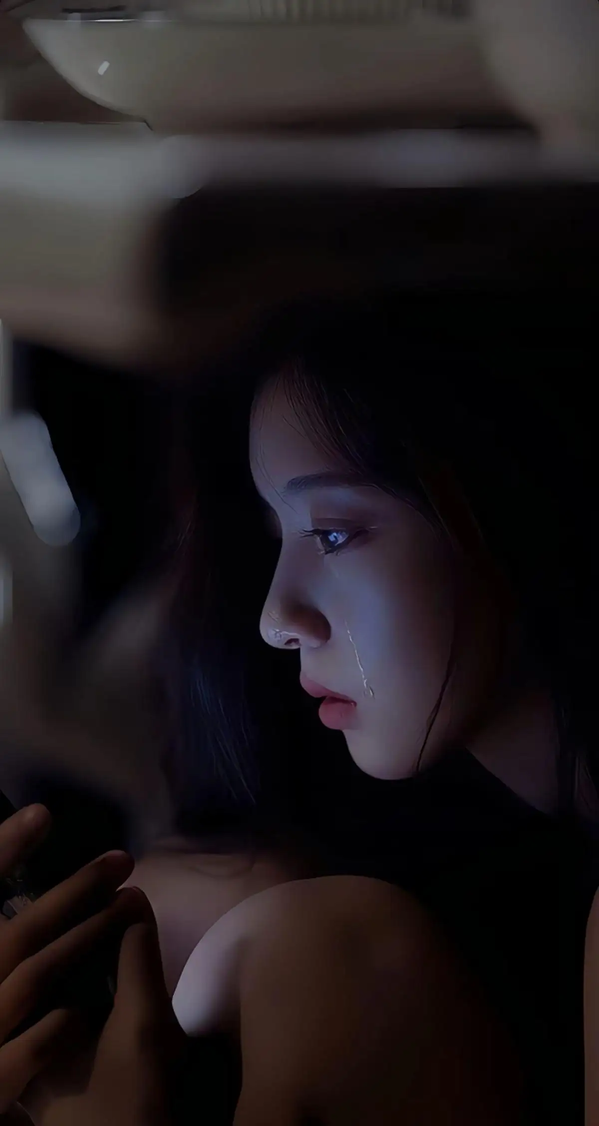 暗夜，拿着手机，伤心流泪的女生手机壁纸图片