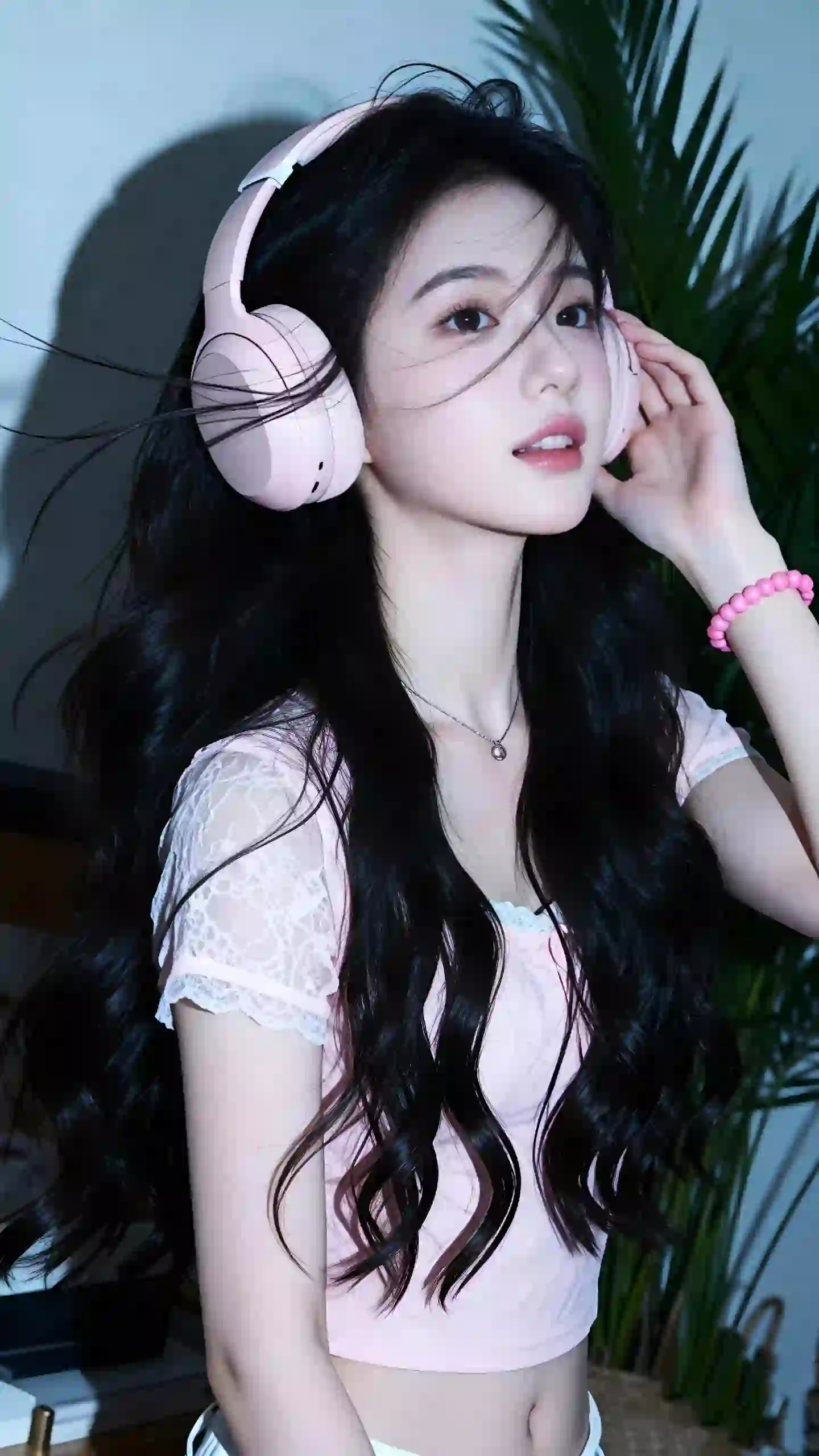 粉红色耳机 长发美女 清纯美女 纯欲
