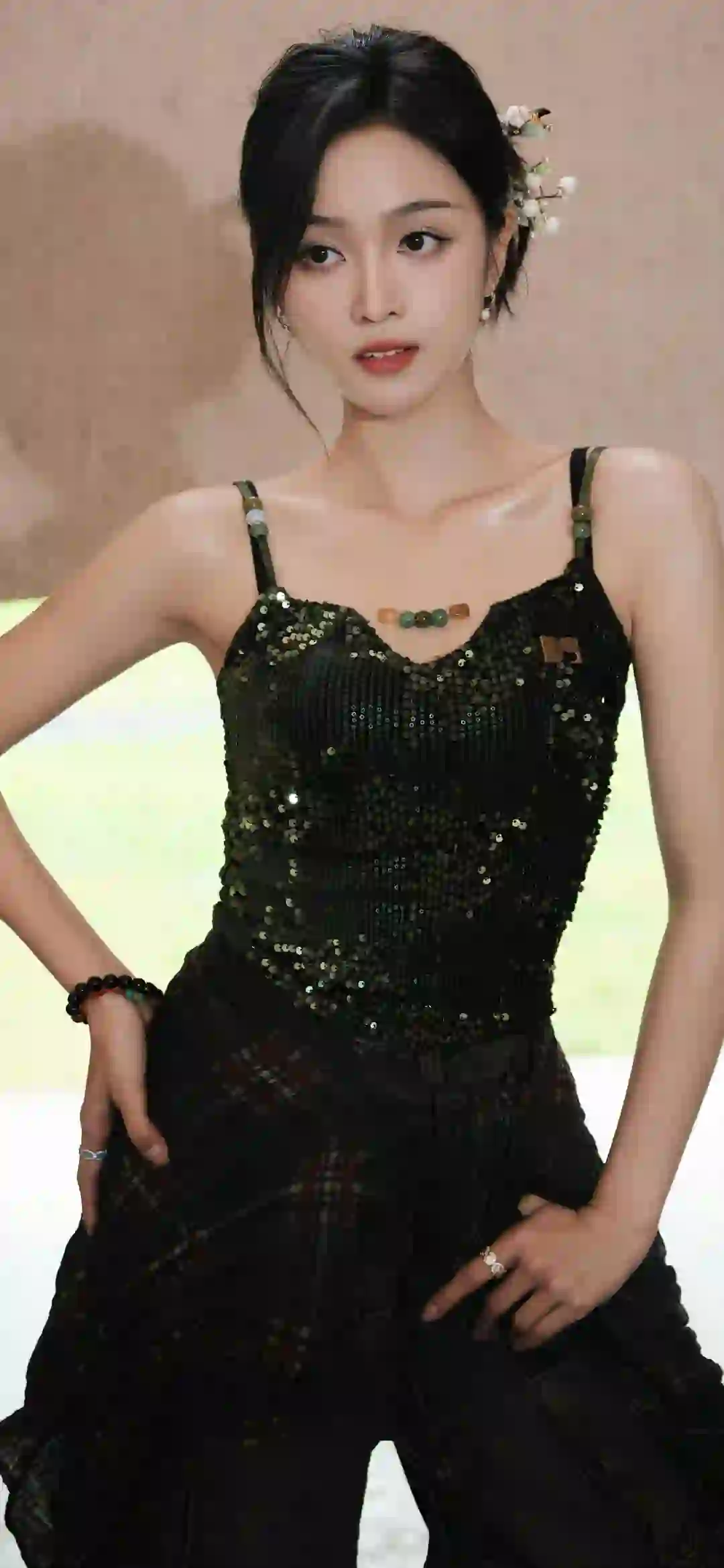 明星壁纸 吴宣仪 长发美女 酷酷美女 黑色吊带