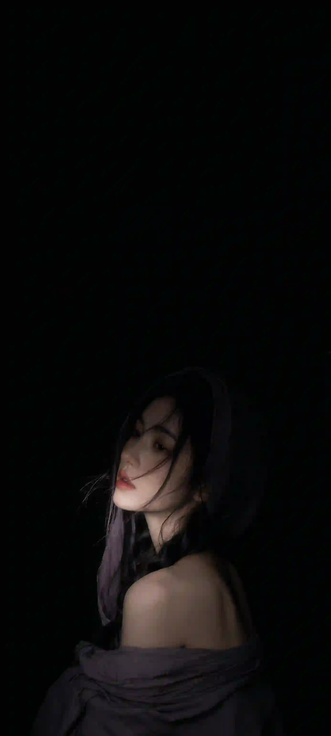 暗黑人像 忧郁美女 黑色背景 艺术摄影 露背肖像 氛围感