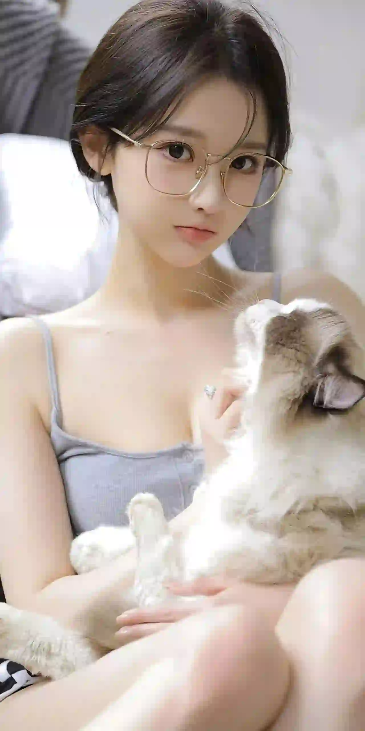 眼镜女孩 可爱宠物 抱着宠物的长发眼镜美女