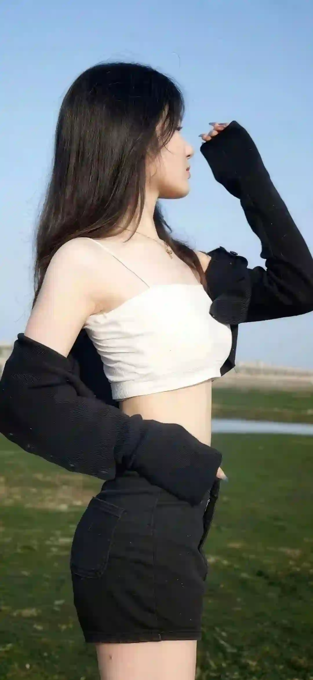户外 白色吊带 黑色短裤 美女 侧颜 阳光草地 清新写真