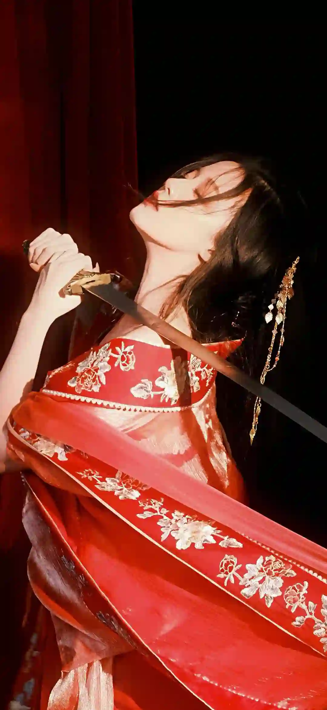 拔剑的长发古风美女 红色汉服 汉服古风 古风美女 性感美女