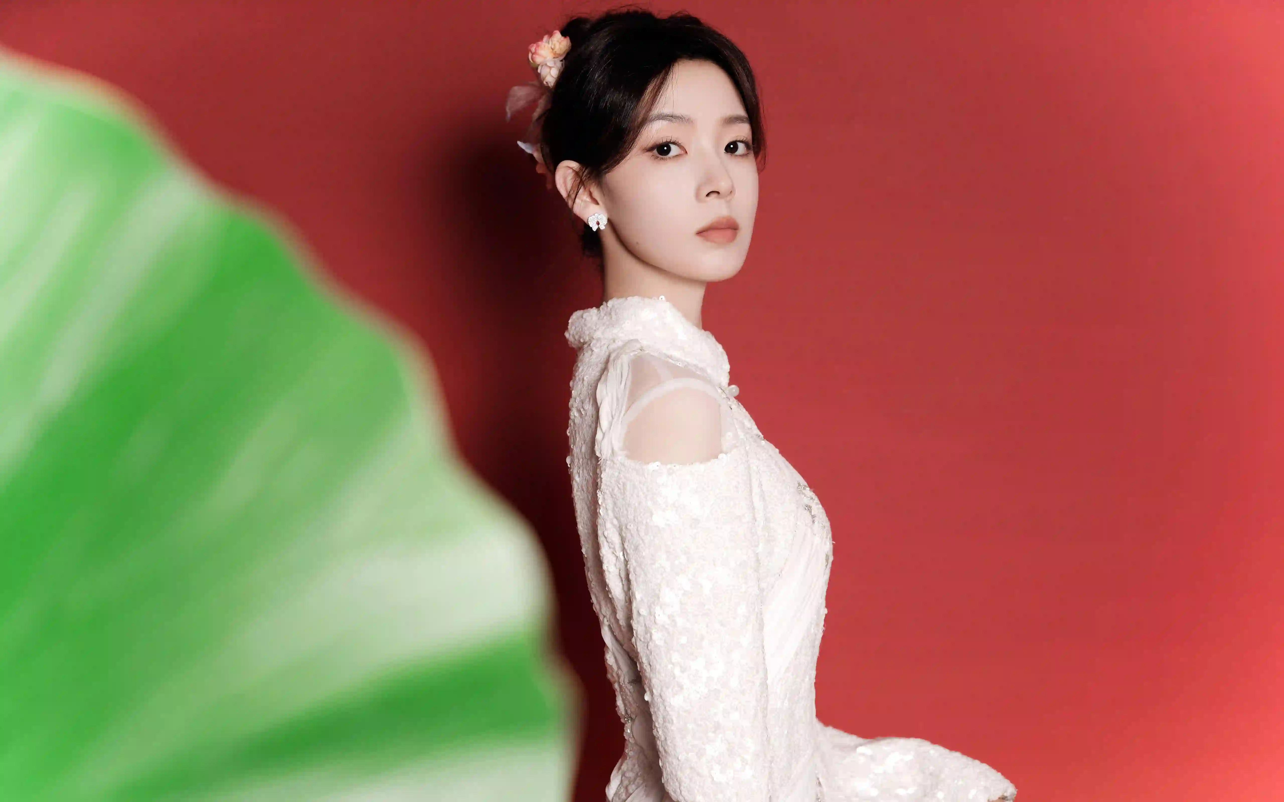 陈瑶 长发美女 白色长裙 侧身 性感 高冷