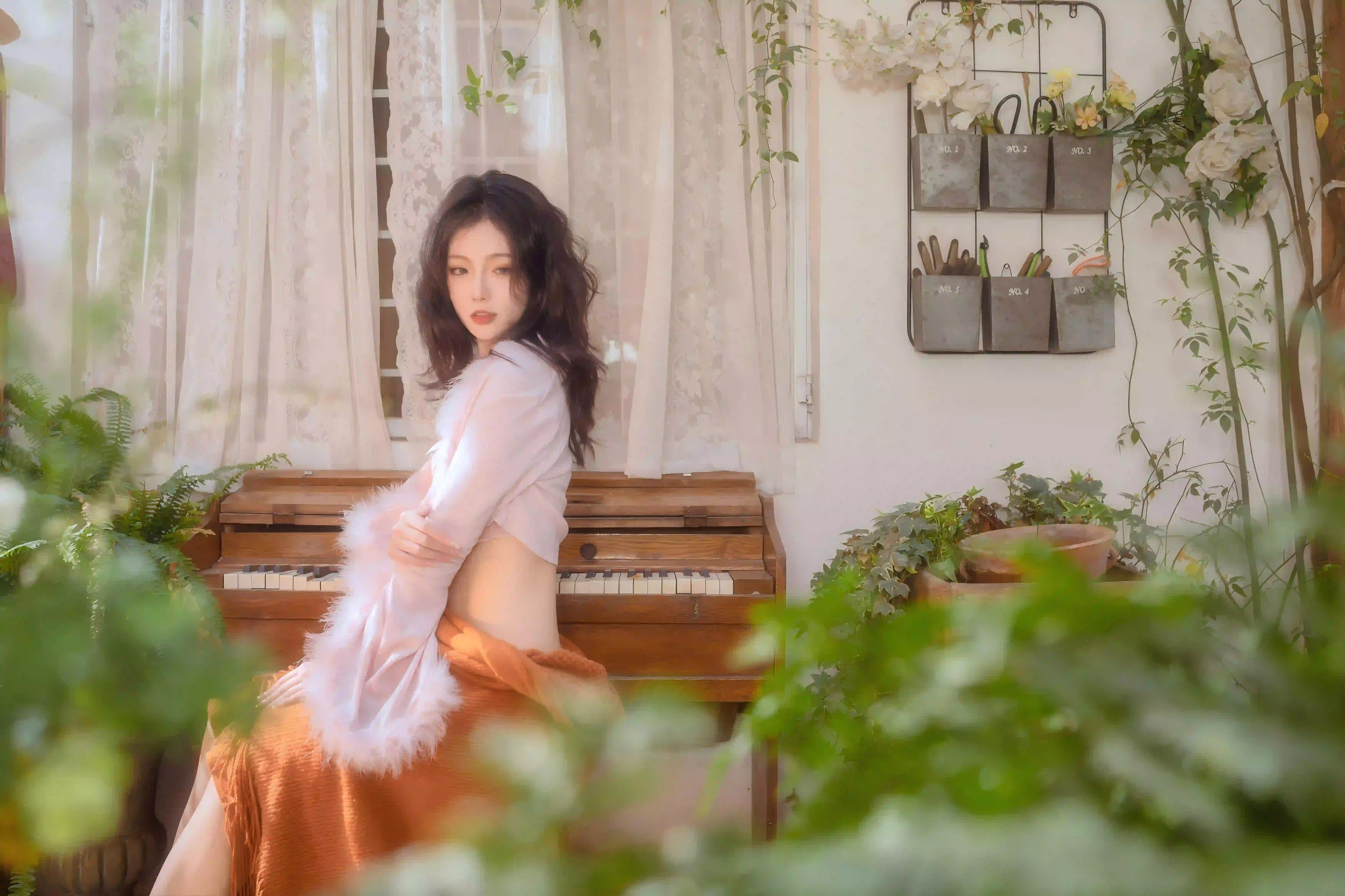 长发性感美女 卷发 花朵 温馨场景 绿植 绿色植物