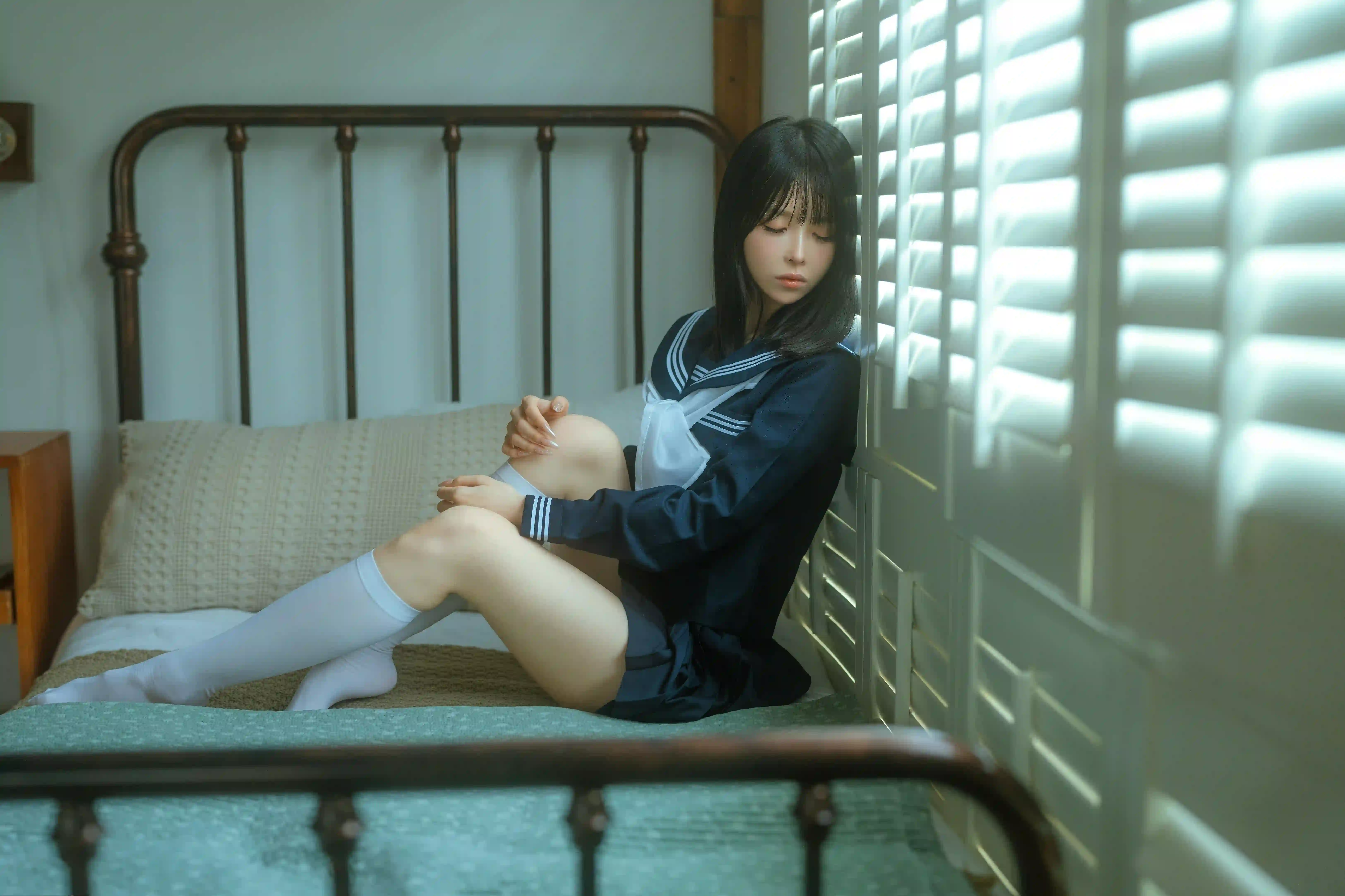 校服 少女 窗边 静坐 光影 室内