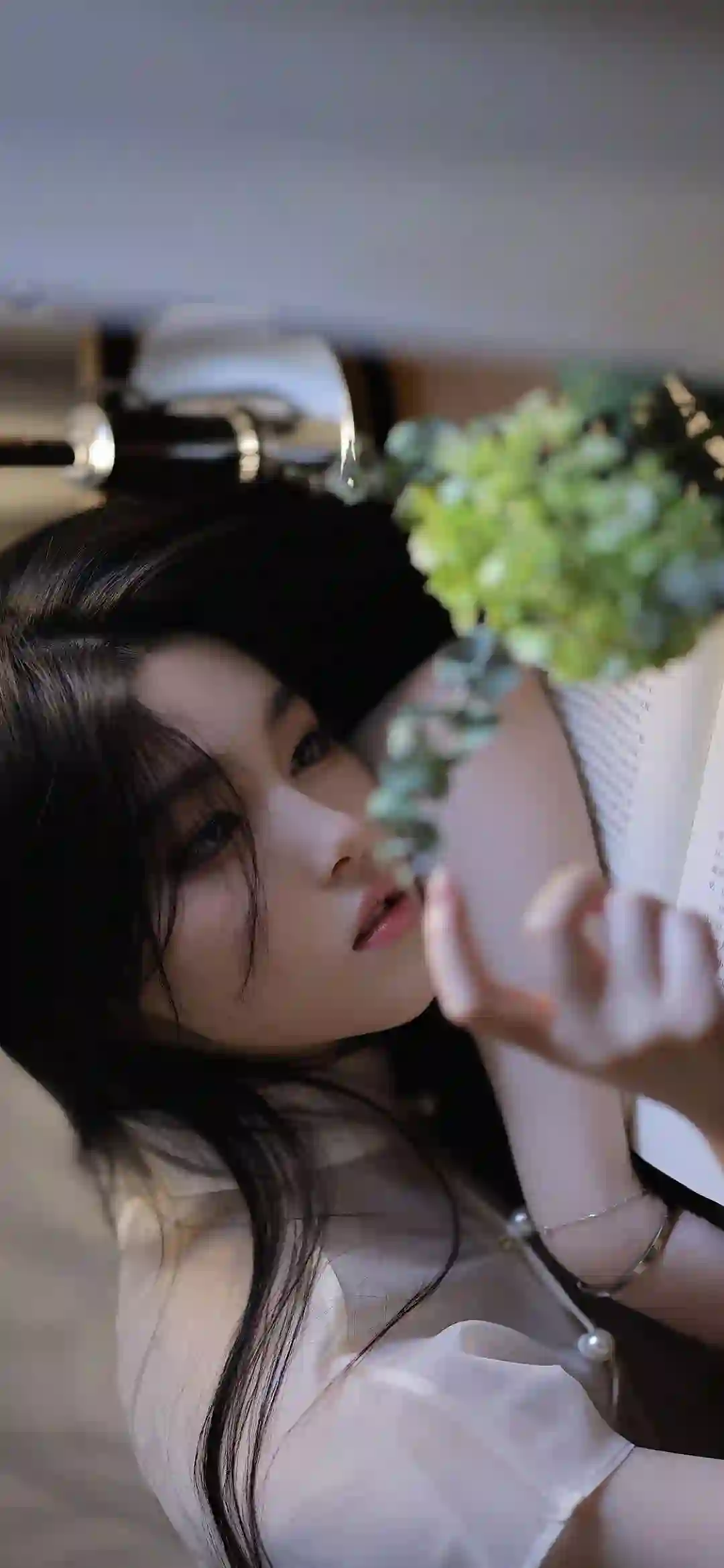 趴着桌子上的长发女孩