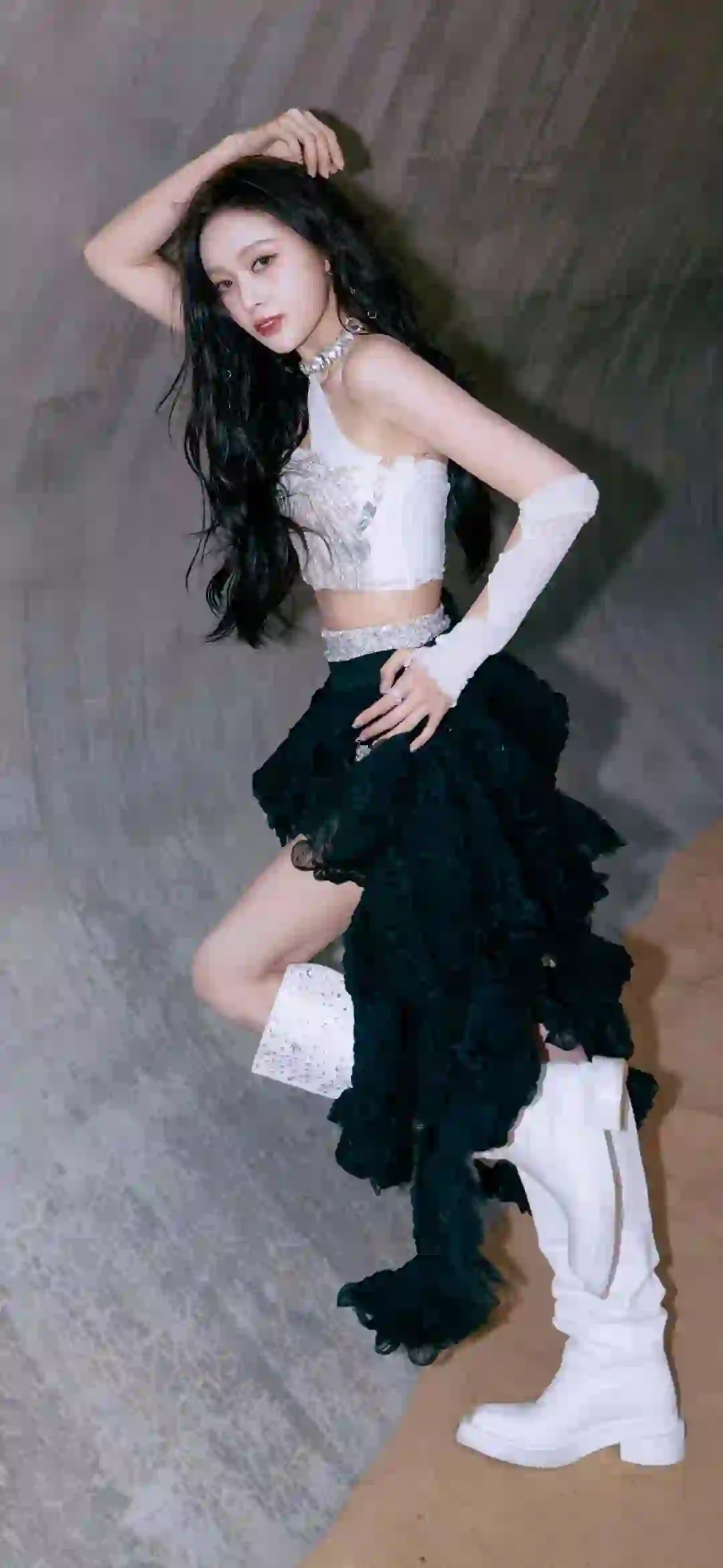 吴宣仪 长发美女 时尚穿搭 黑色裙子 白色靴子