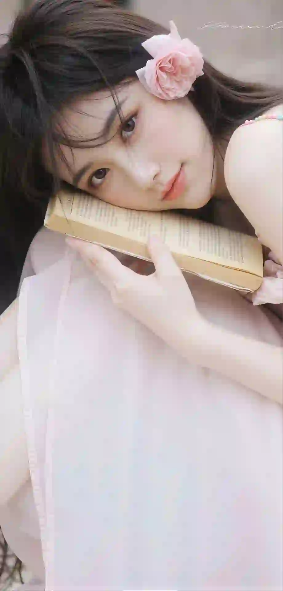长发清纯美女 粉红色花朵 粉红色裙子
