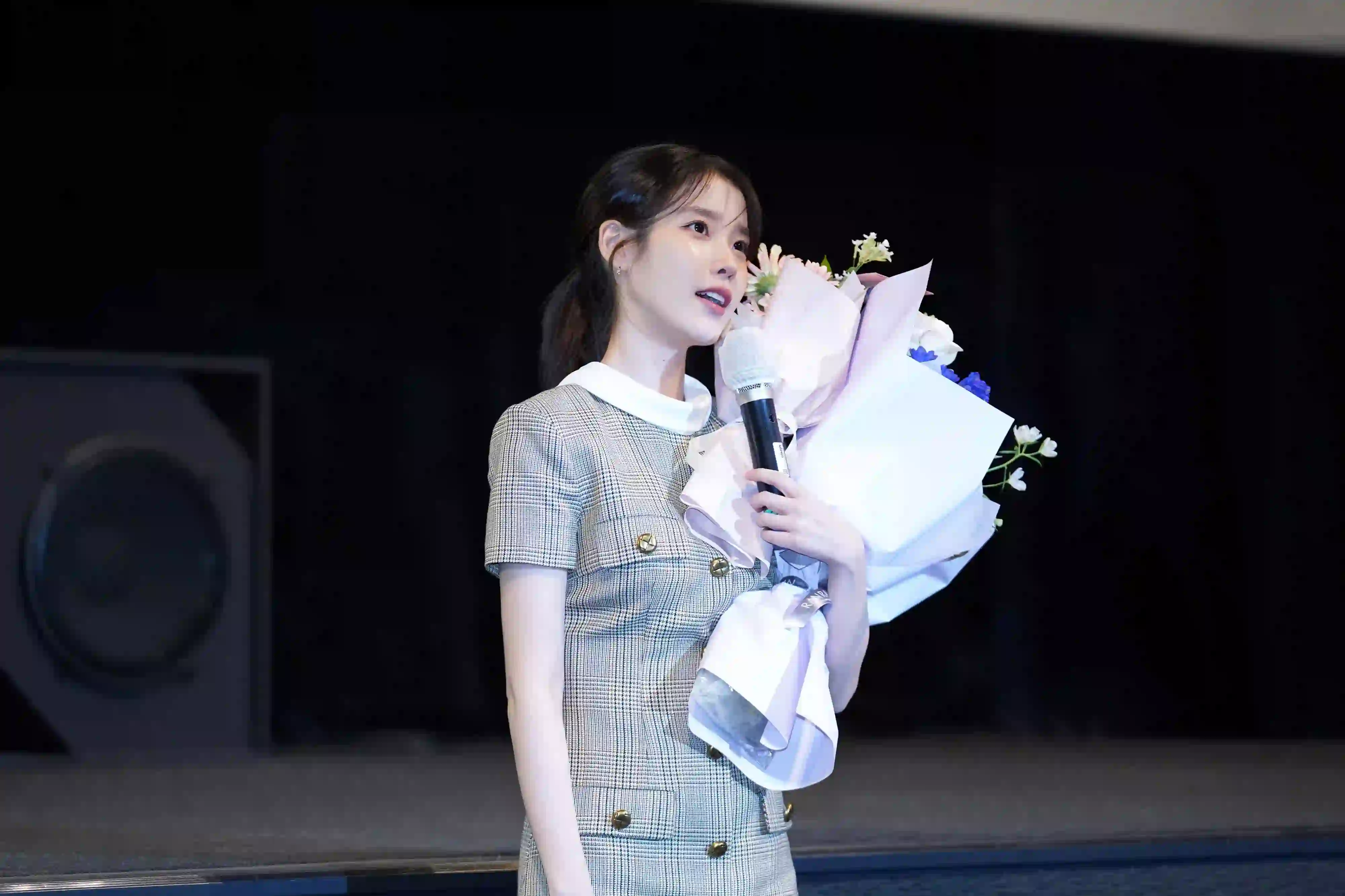长发美女 性感 IU 韩国明星 鲜花
