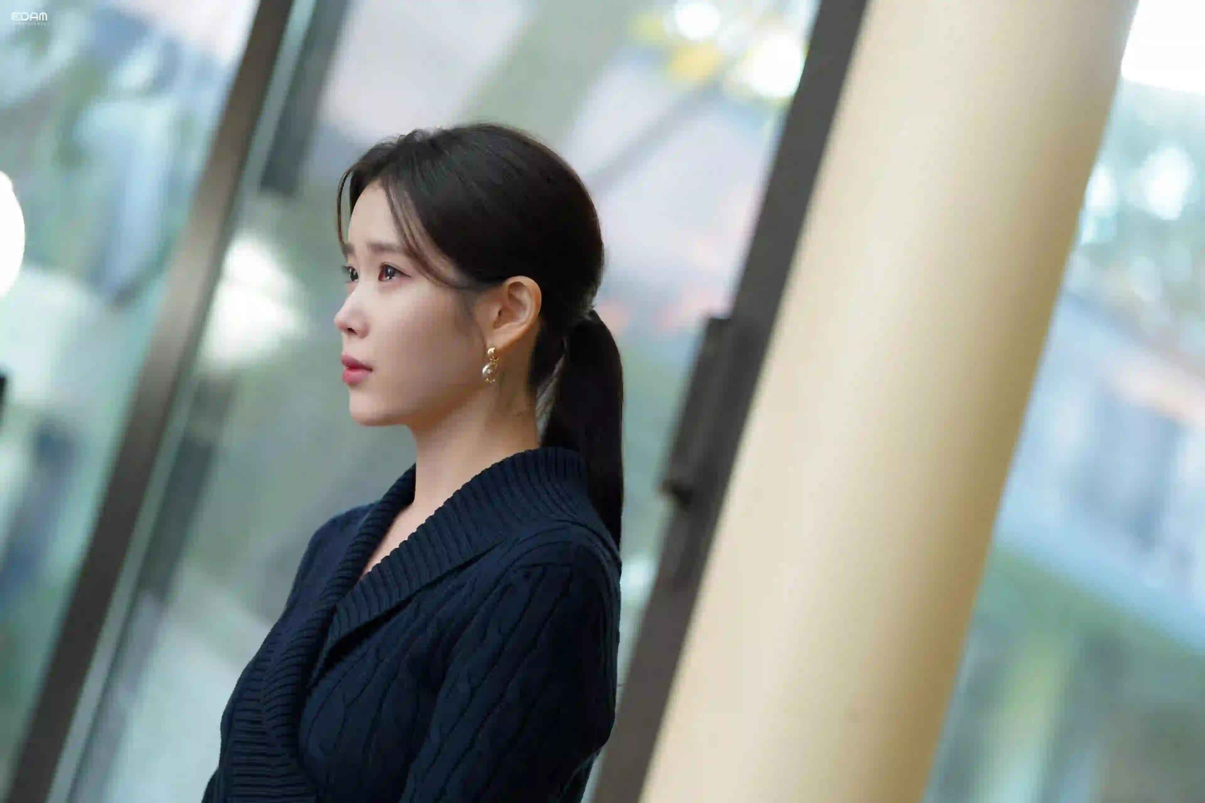 IU 李知恩 长发美女  黑色西装 侧脸