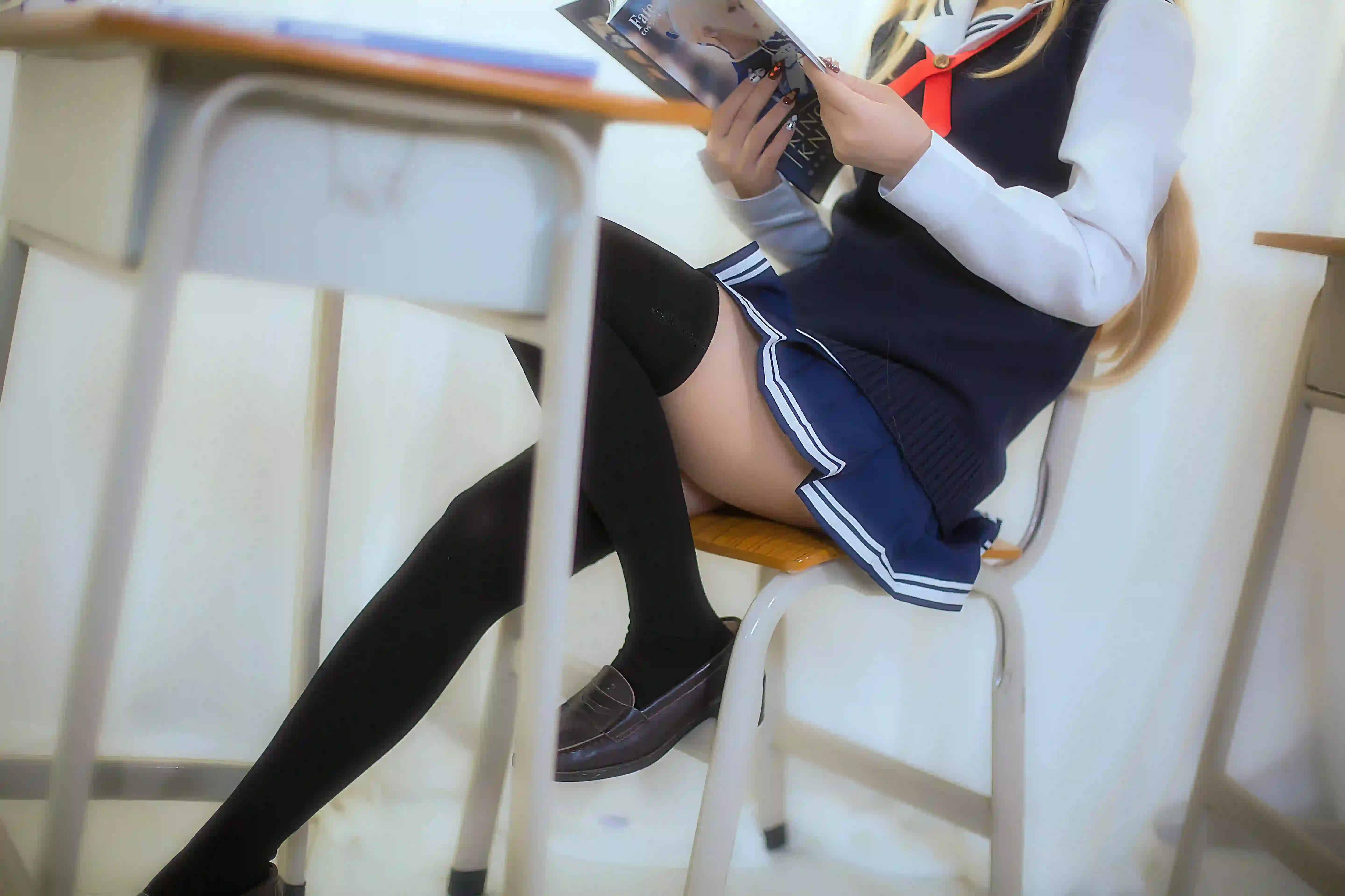 jk制服 双马尾女孩 长发美女 黑丝 阅读 美腿