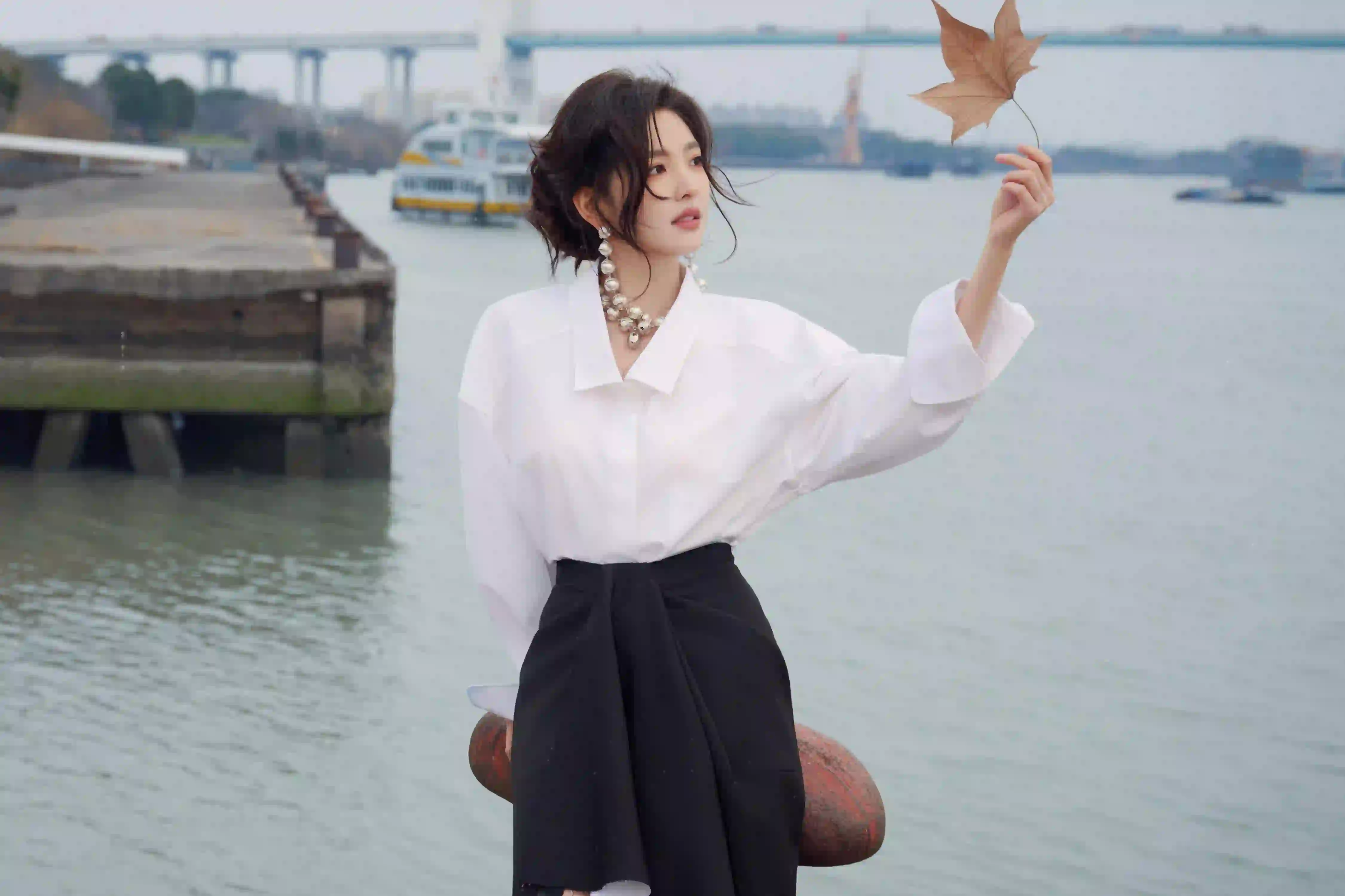 江边白色衬衫美女章若楠 枫叶 唯美