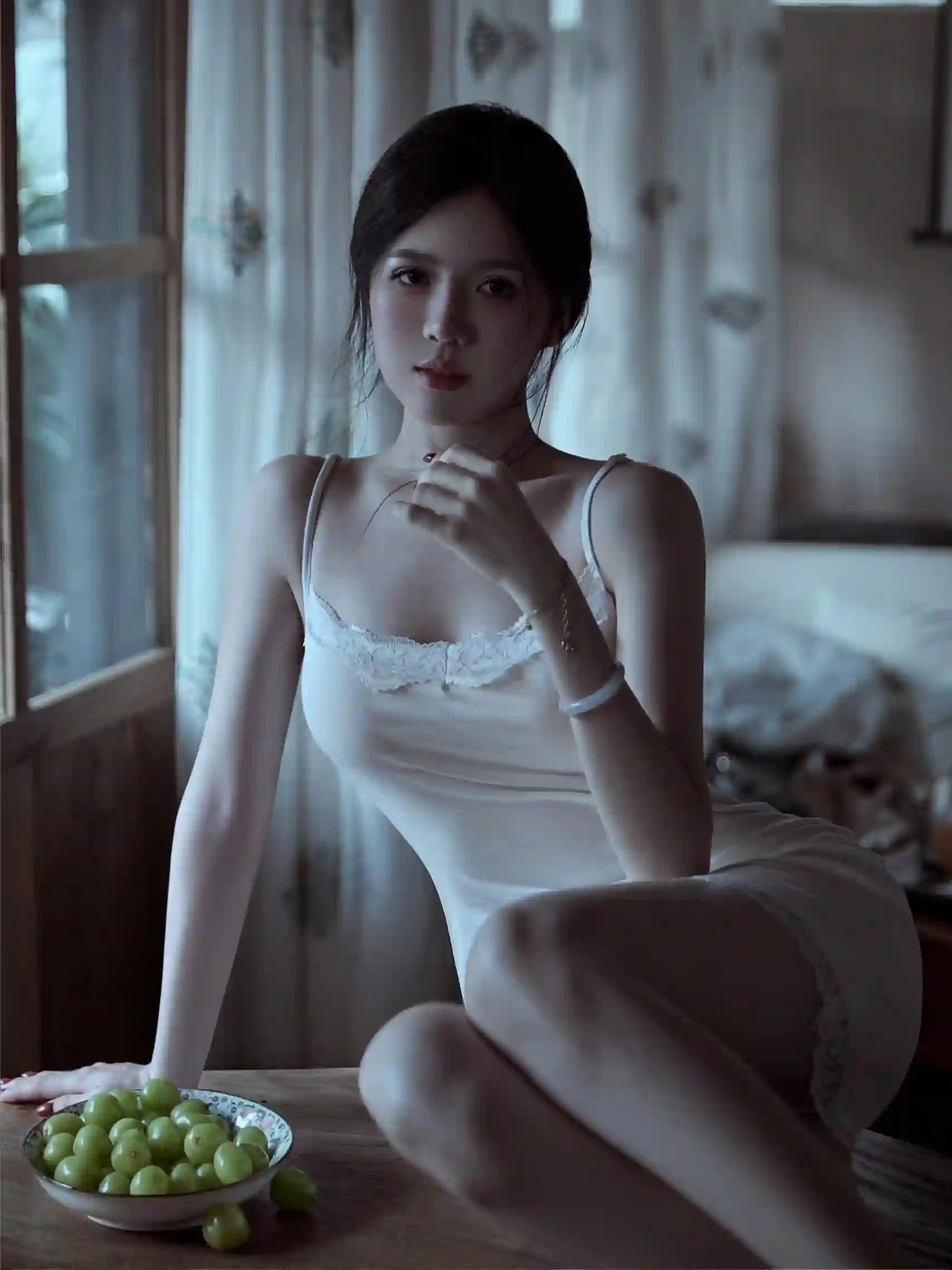 白色吊带裙 长腿美女 长裙美女 性感美女 居家写真
