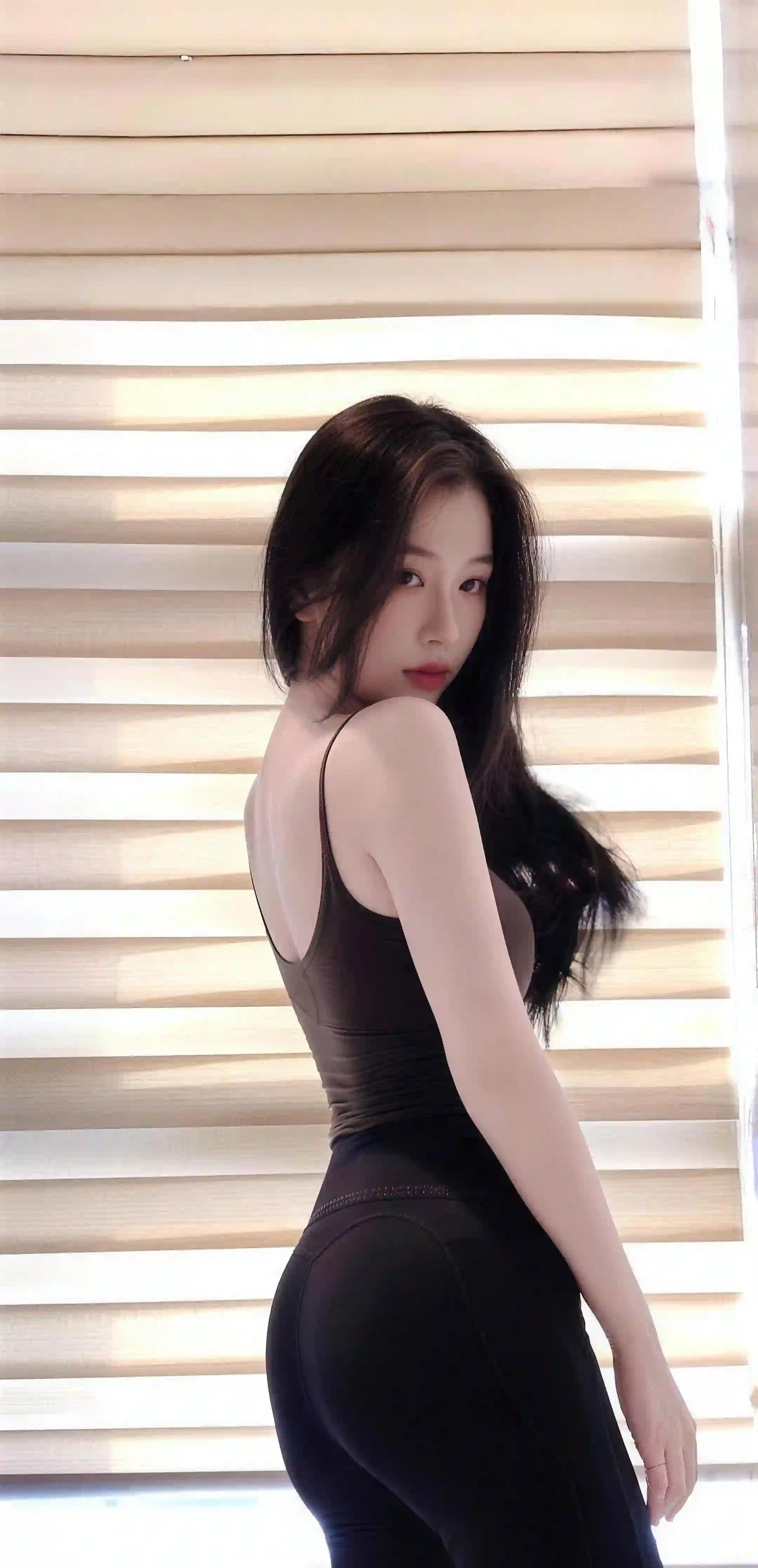 黑色吊带 百叶窗 回眸 女生写真 自然光