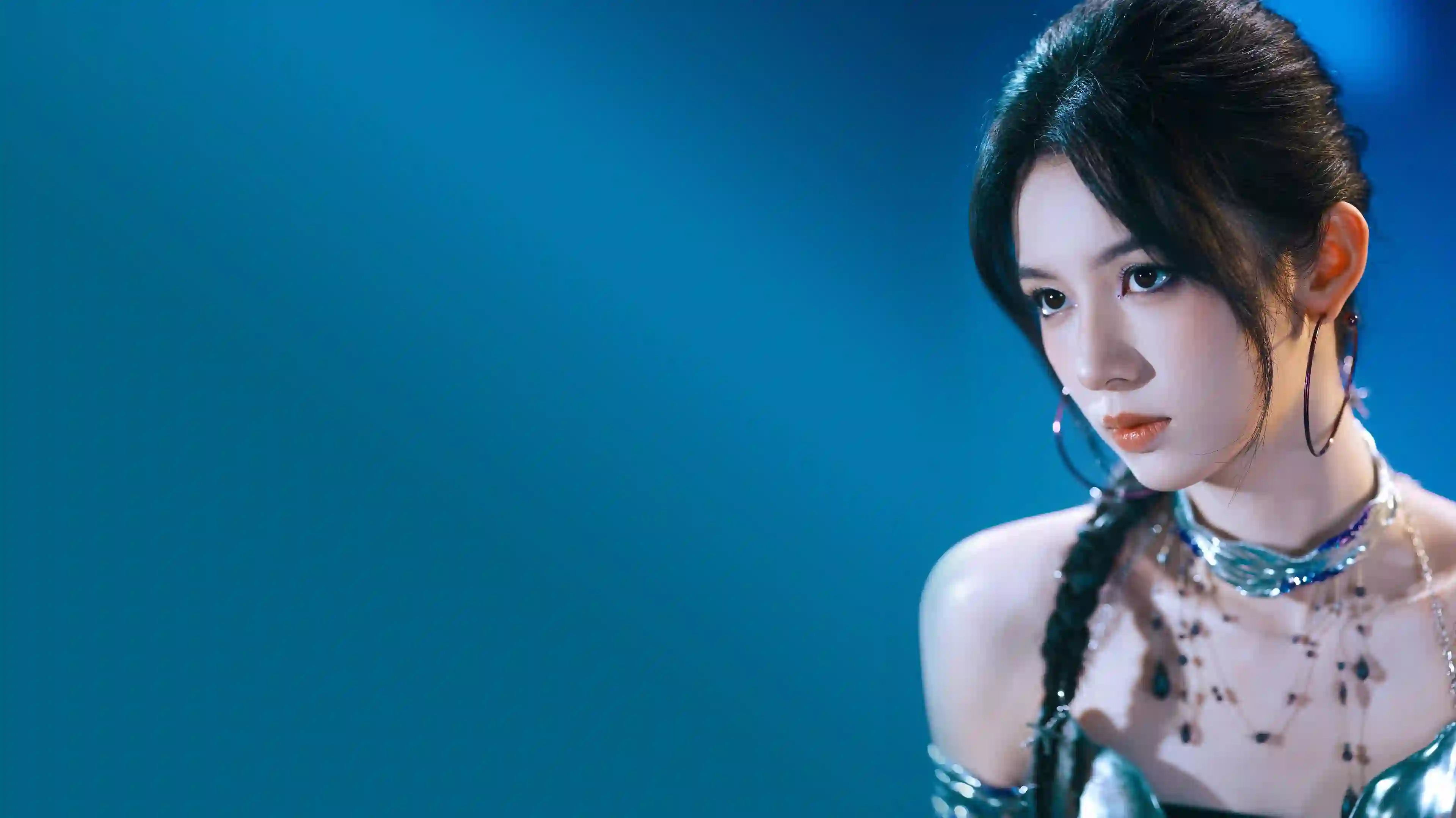 长发性感美女 蓝色背影 光影 抹胸 个性穿搭