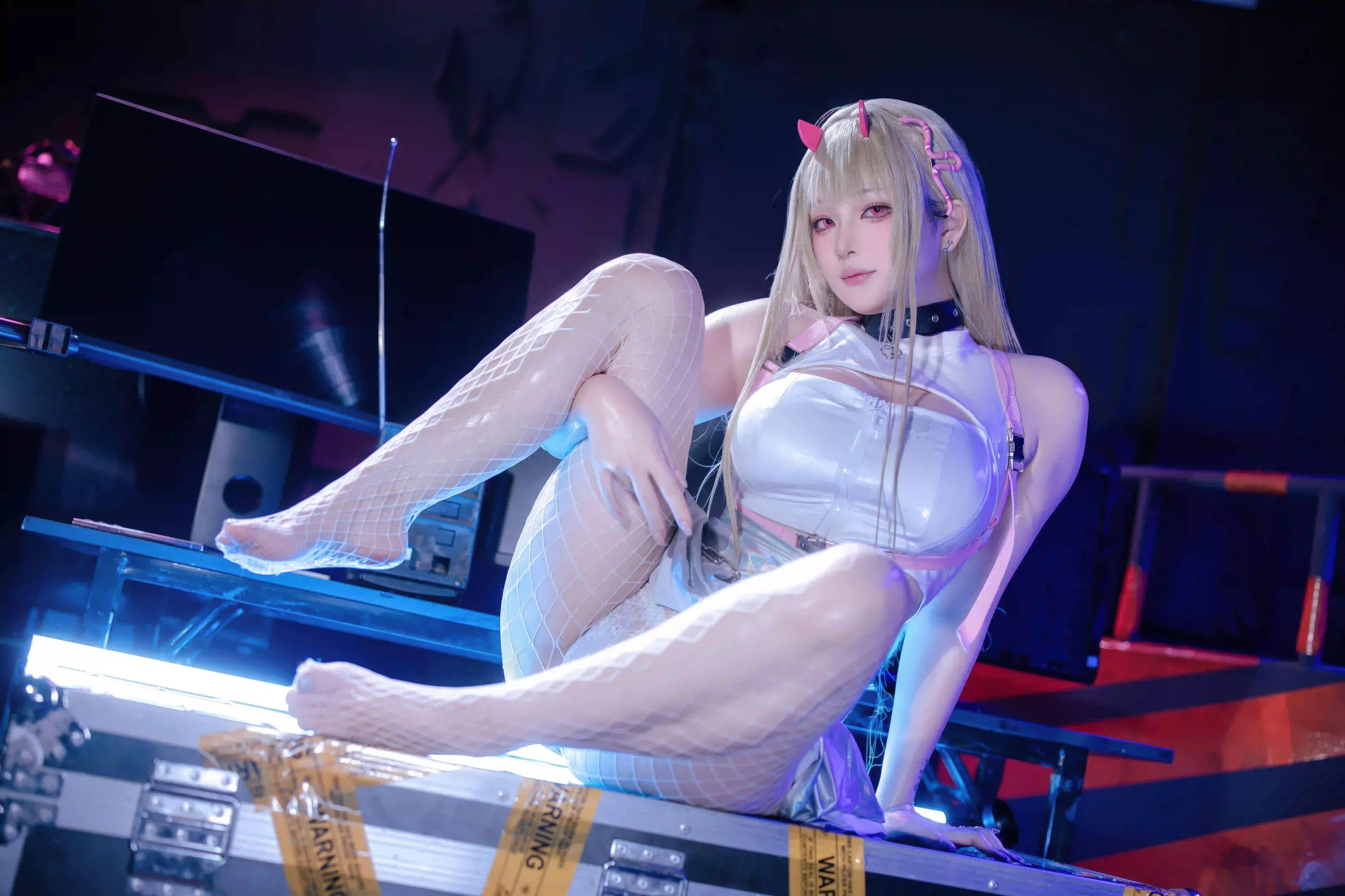 诱惑 长发性感美女 长腿美女 恶魔角 渔网袜 渐变衣服