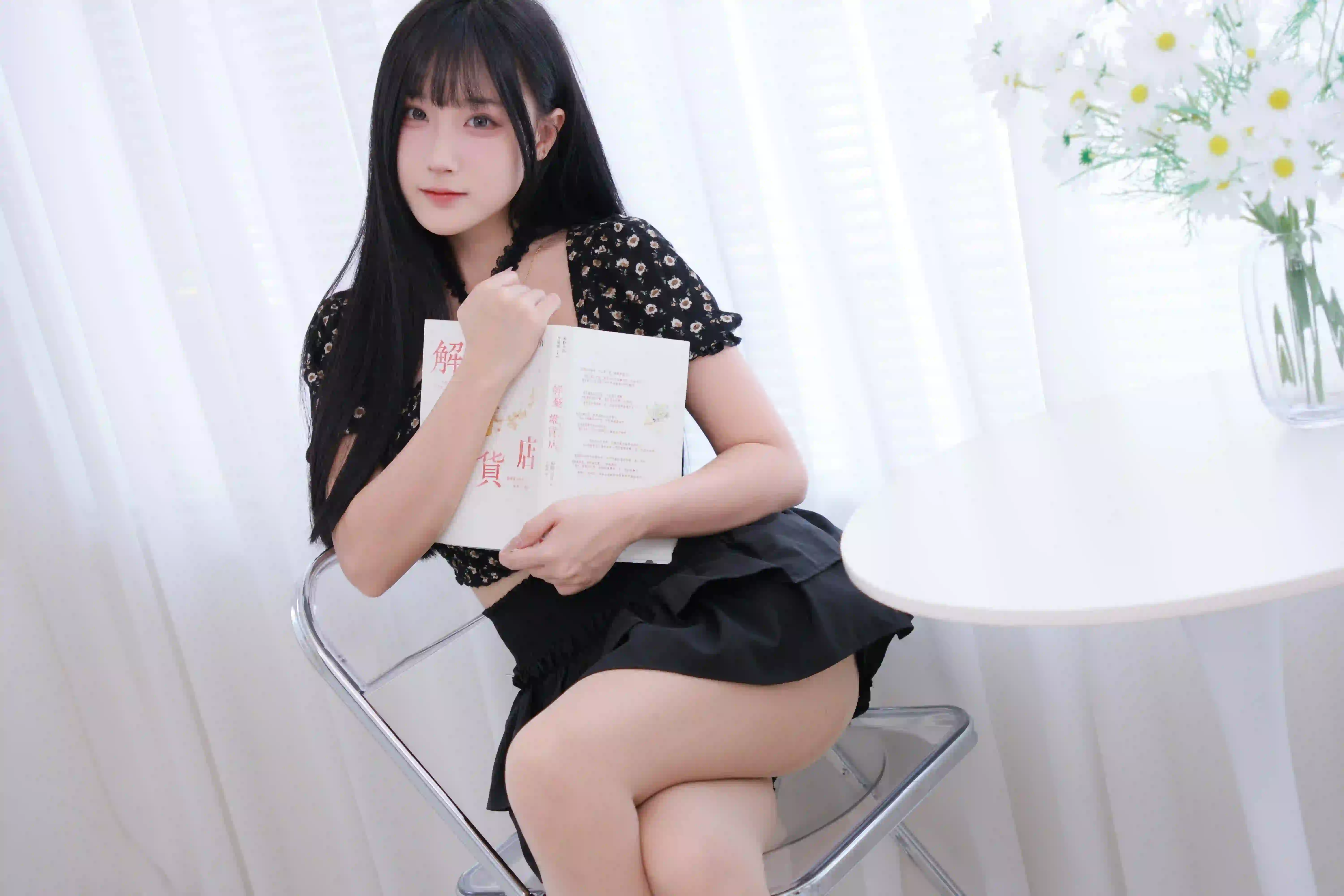 长发美女 碎花上衣 黑色短裙女孩 居家写真 书籍