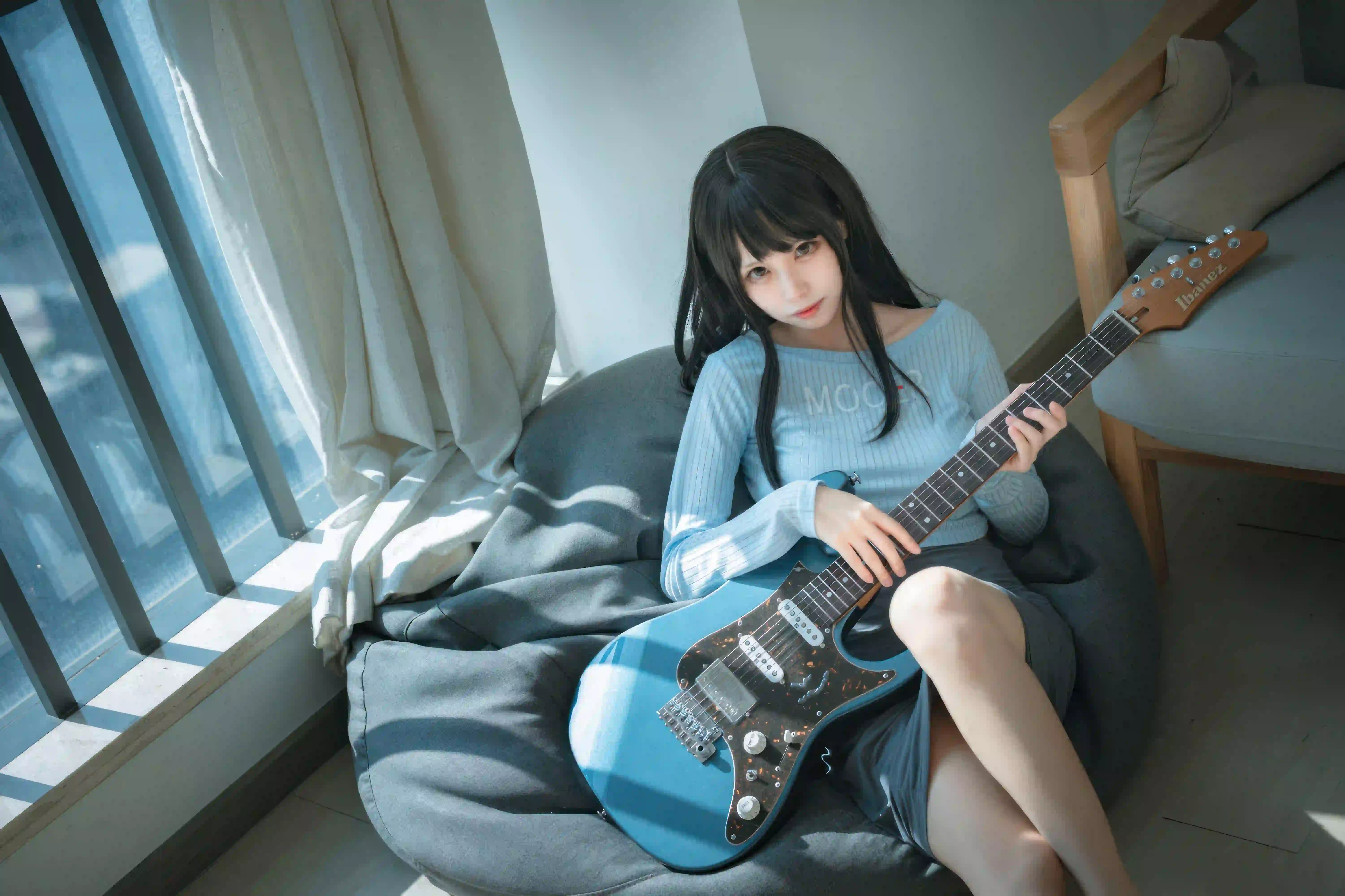 长发女孩 蓝色衣服 吉他 音乐