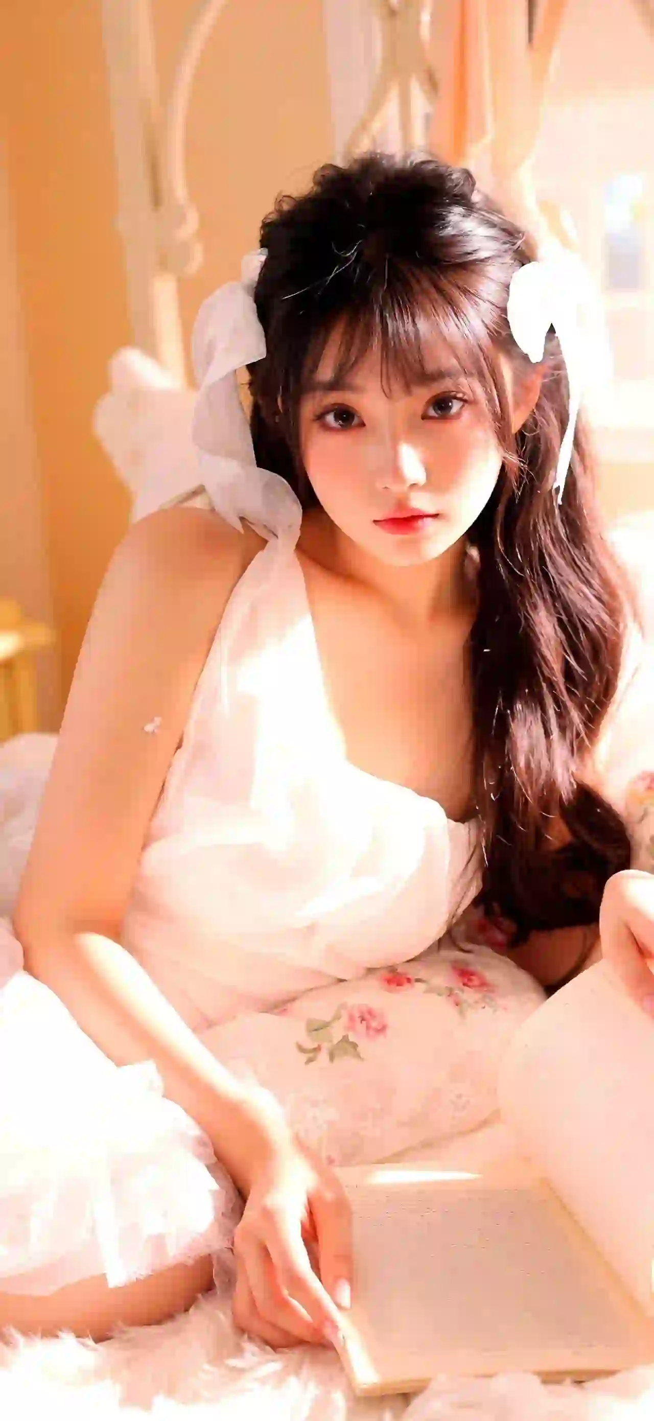 长发清纯美女 白色裙子 阅读 居家 黄色光线 唯美