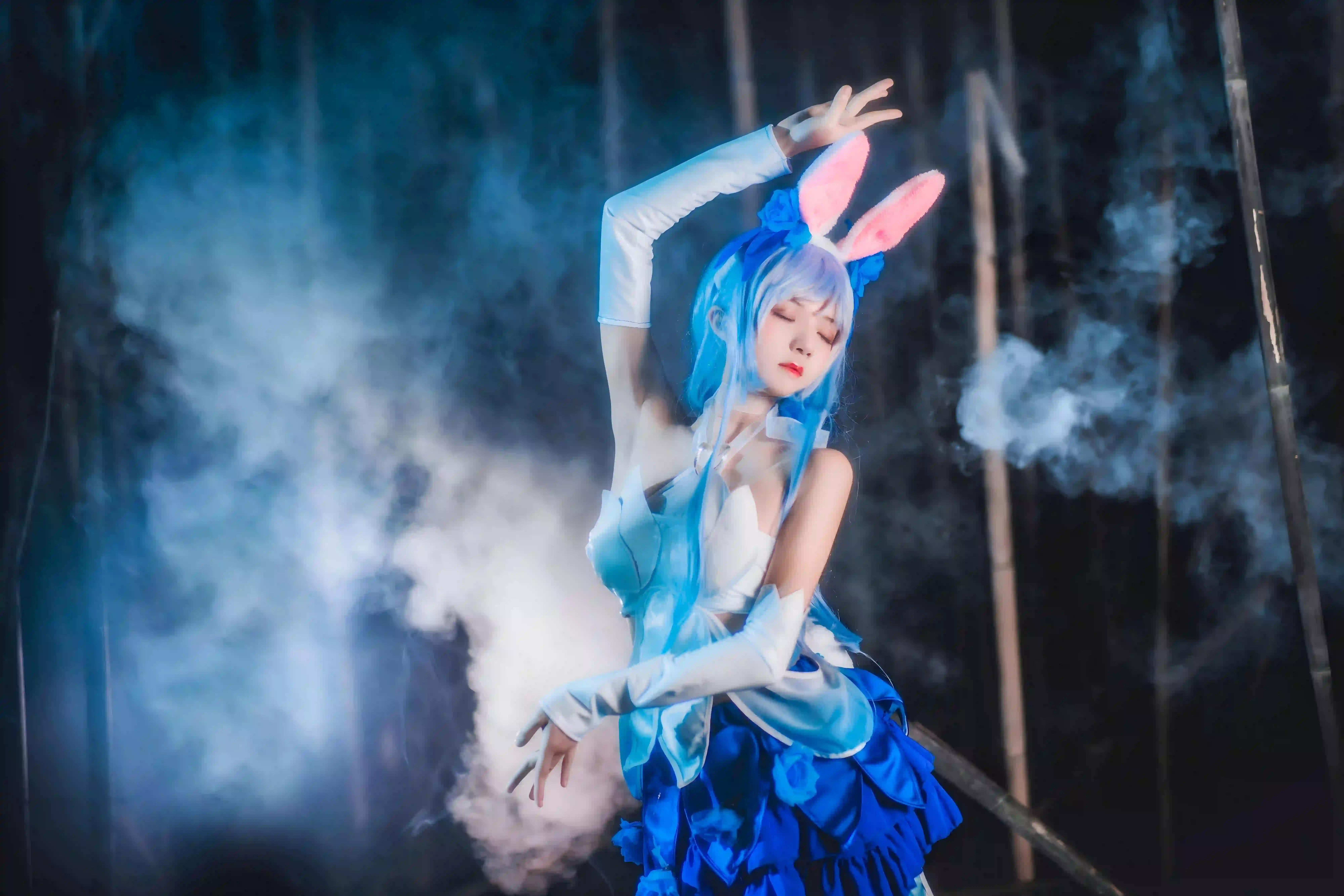 长发美女 coser 游戏角色 公孙离 蓝色头发 优美舞姿
