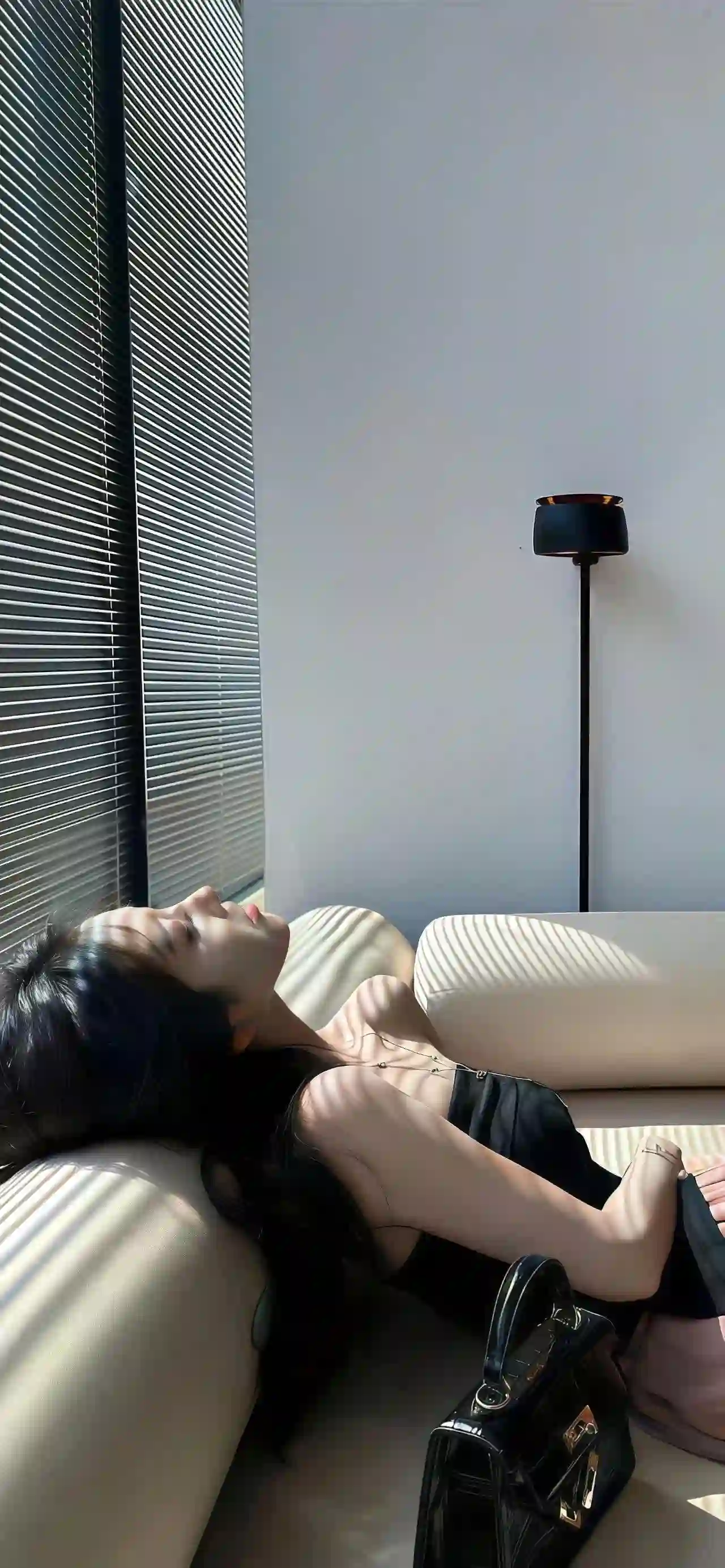 慵懒躺着沙发上的长发美女 居家 光影透过纱窗