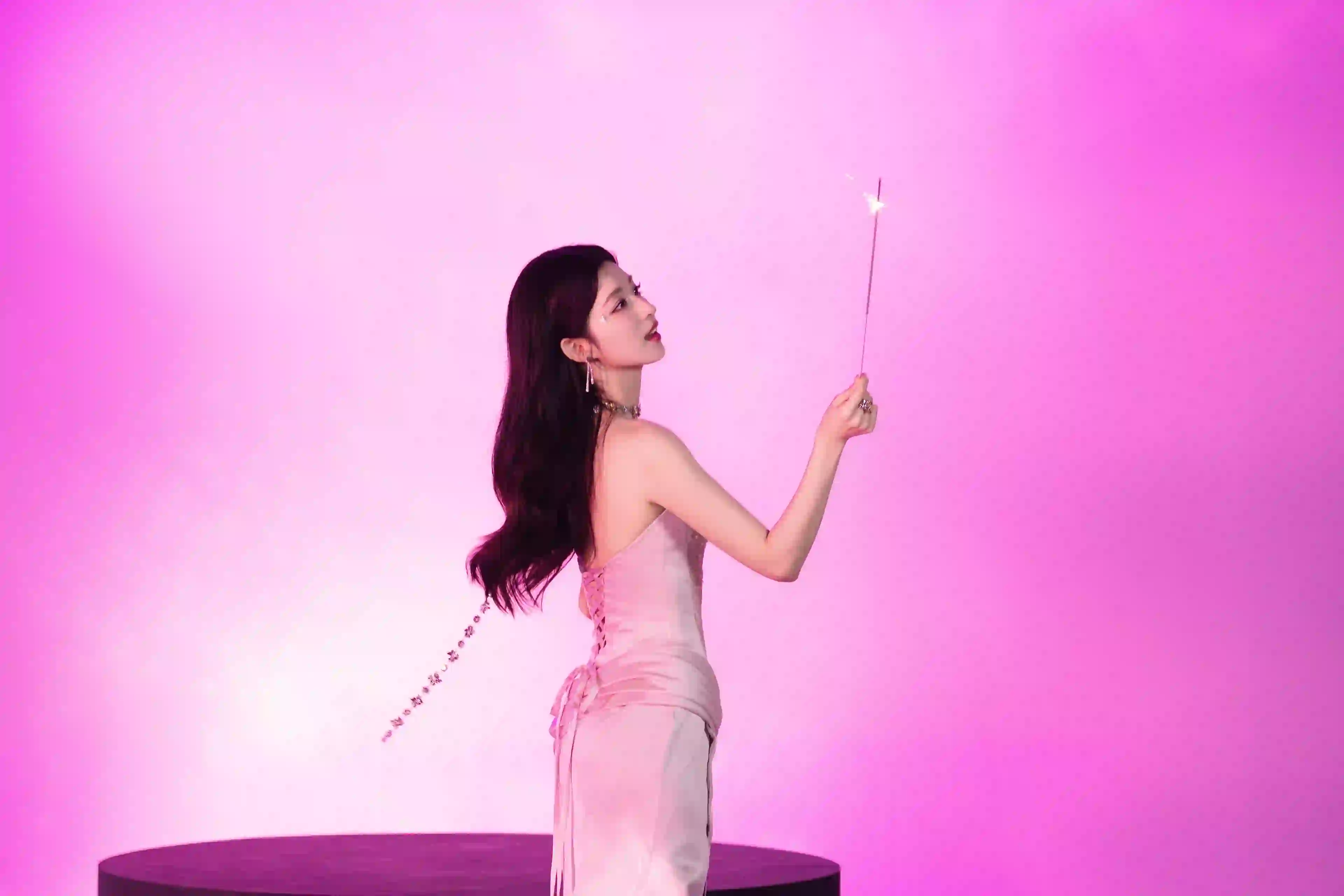 王楚然 粉色背影 烟花棒